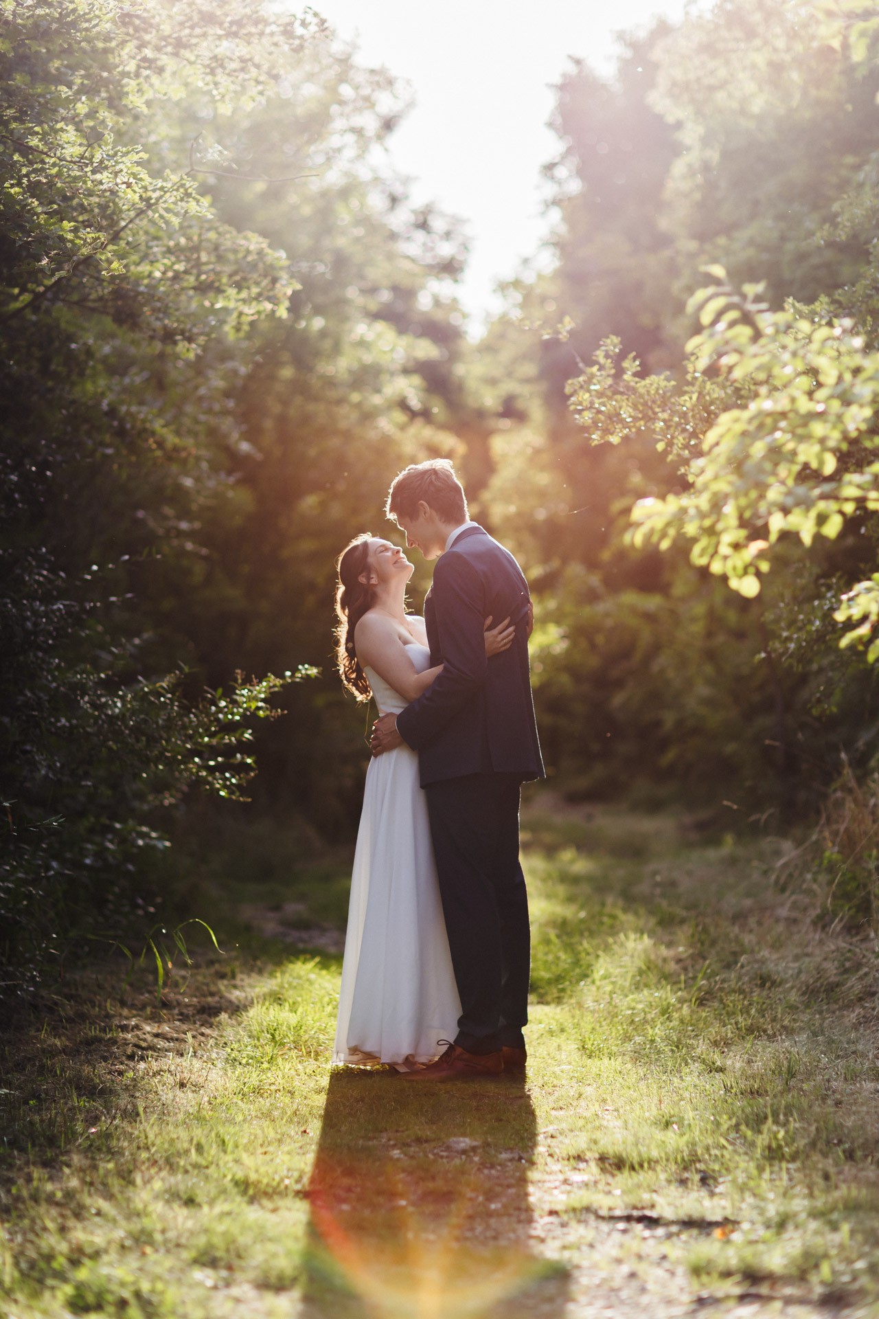 Authentische & Ästhetische Hochzeitsreportage mit After-Wedding-Shooting in der in Jena: Brautpaar beim entspannten Spaziergang in der Natur. Digitale und Analoge Hochzeitsfotografie - Bilder die Sprechen