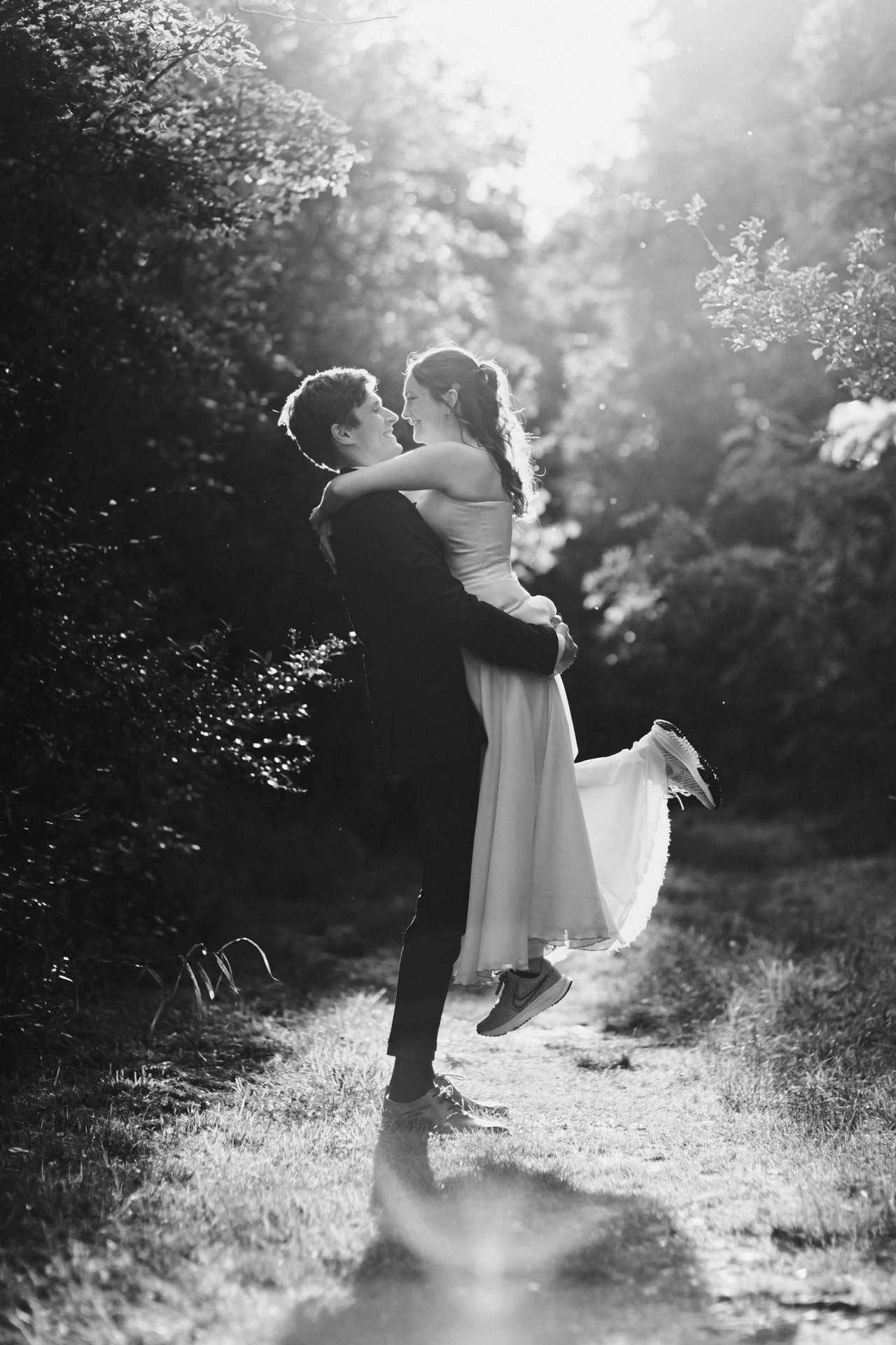 Authentische & Ästhetische Hochzeitsreportage mit After-Wedding-Shooting in der in Jena: Brautpaar beim entspannten Spaziergang in der Natur. Digitale und Analoge Hochzeitsfotografie - Bilder die Sprechen