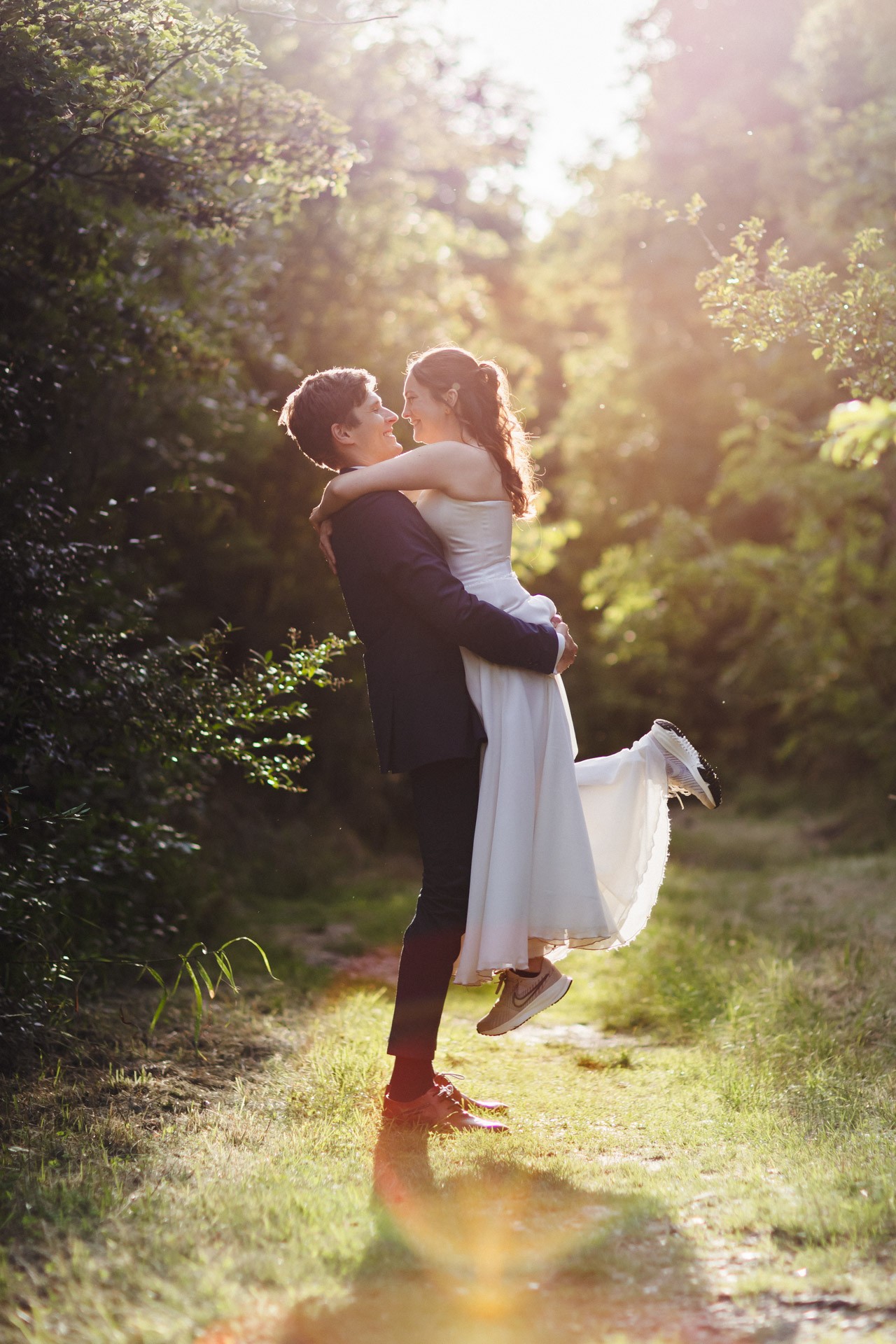 Authentische & Ästhetische Hochzeitsreportage mit After-Wedding-Shooting in der in Jena: Brautpaar beim entspannten Spaziergang in der Natur. Digitale und Analoge Hochzeitsfotografie - Bilder die Sprechen