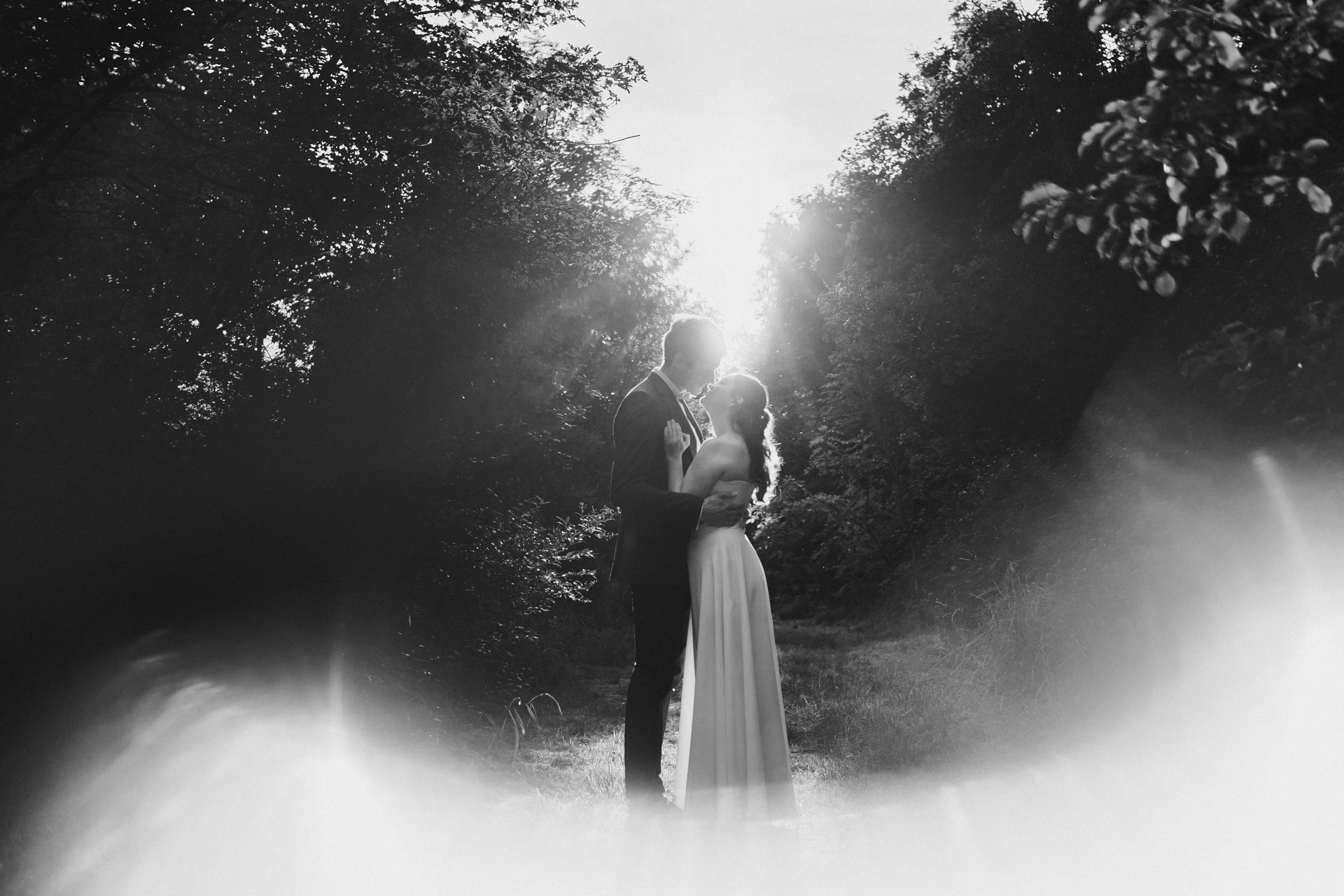 Authentische & Ästhetische Hochzeitsreportage mit After-Wedding-Shooting in der in Jena: Brautpaar beim entspannten Spaziergang in der Natur. Digitale und Analoge Hochzeitsfotografie - Bilder die Sprechen