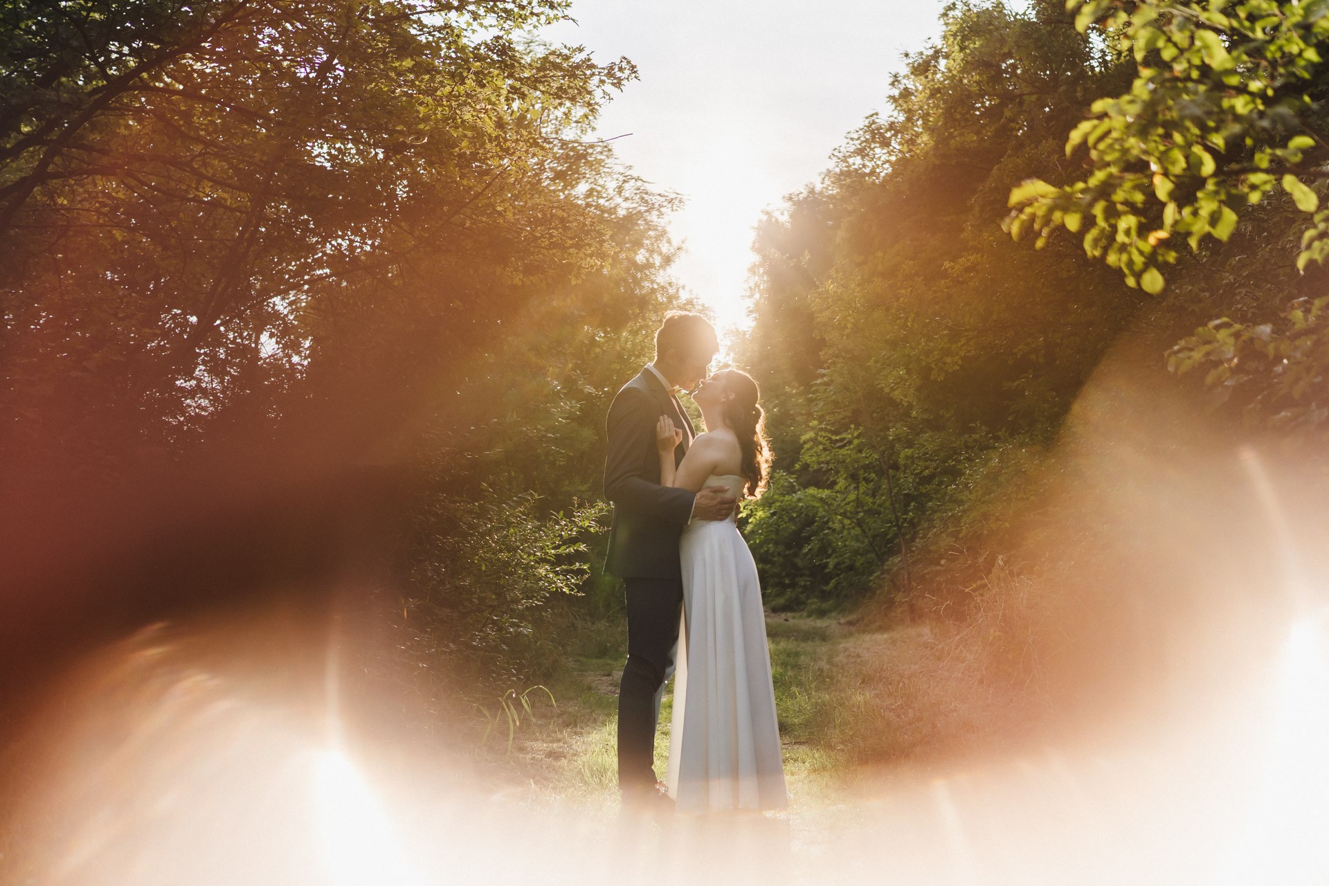 Authentische & Ästhetische Hochzeitsreportage mit After-Wedding-Shooting in der in Jena: Brautpaar beim entspannten Spaziergang in der Natur. Digitale und Analoge Hochzeitsfotografie - Bilder die Sprechen