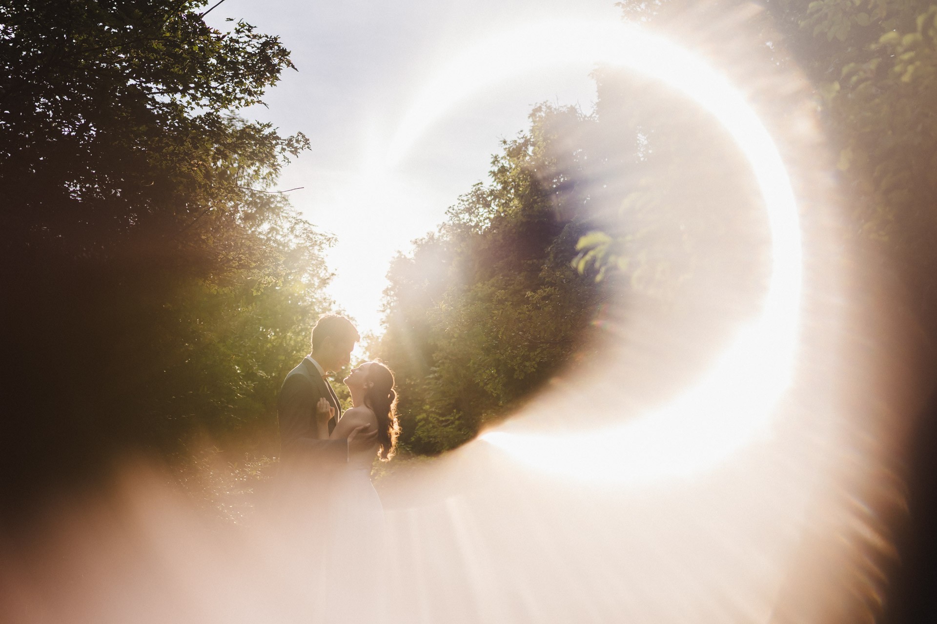 Authentische & Ästhetische Hochzeitsreportage mit After-Wedding-Shooting in der in Jena: Brautpaar beim entspannten Spaziergang in der Natur. Digitale und Analoge Hochzeitsfotografie - Bilder die Sprechen
