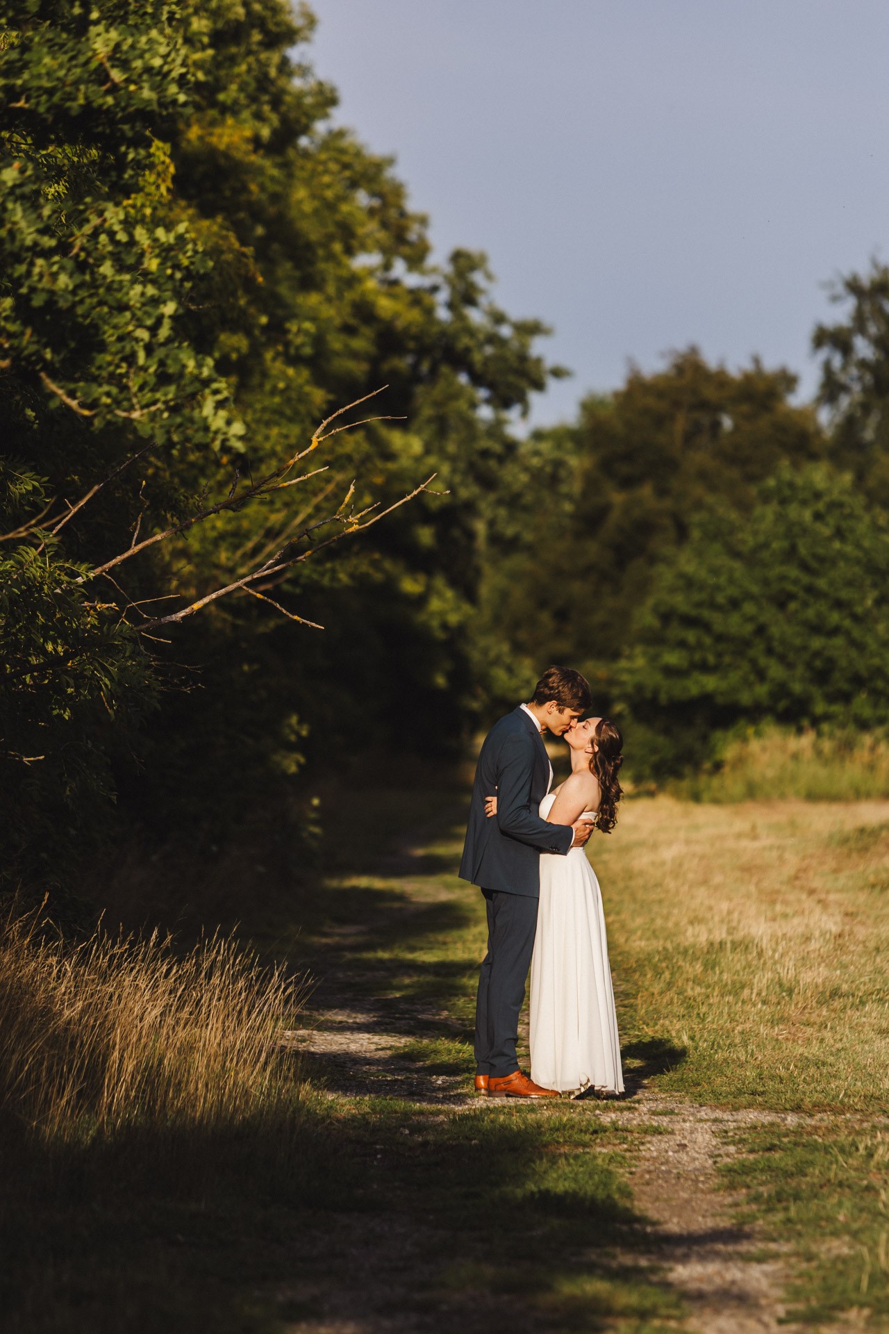 Authentische & Ästhetische Hochzeitsreportage mit After-Wedding-Shooting in der in Jena: Brautpaar beim entspannten Spaziergang in der Natur. Digitale und Analoge Hochzeitsfotografie - Bilder die Sprechen