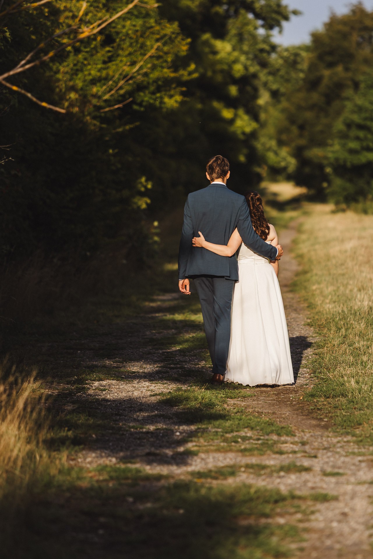 Authentische & Ästhetische Hochzeitsreportage mit After-Wedding-Shooting in der in Jena: Brautpaar beim entspannten Spaziergang in der Natur. Digitale und Analoge Hochzeitsfotografie - Bilder die Sprechen
