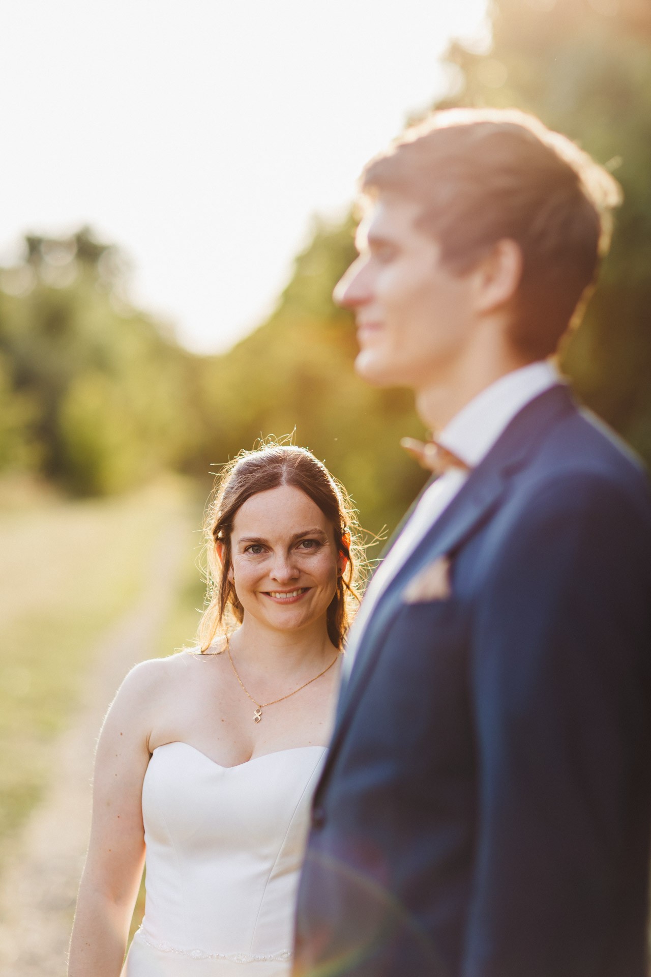 Authentische & Ästhetische Hochzeitsreportage mit After-Wedding-Shooting in der in Jena: Brautpaar beim entspannten Spaziergang in der Natur. Digitale und Analoge Hochzeitsfotografie - Bilder die Sprechen