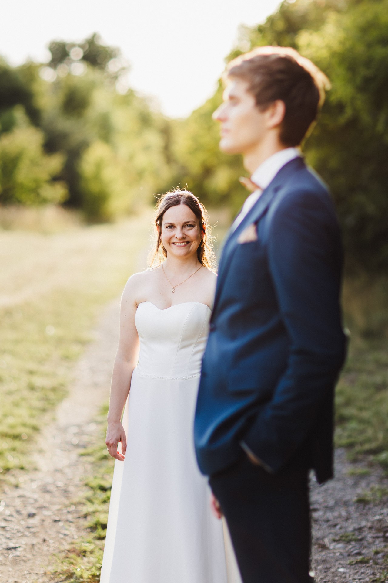 Authentische & Ästhetische Hochzeitsreportage mit After-Wedding-Shooting in der in Jena: Brautpaar beim entspannten Spaziergang in der Natur. Digitale und Analoge Hochzeitsfotografie - Bilder die Sprechen