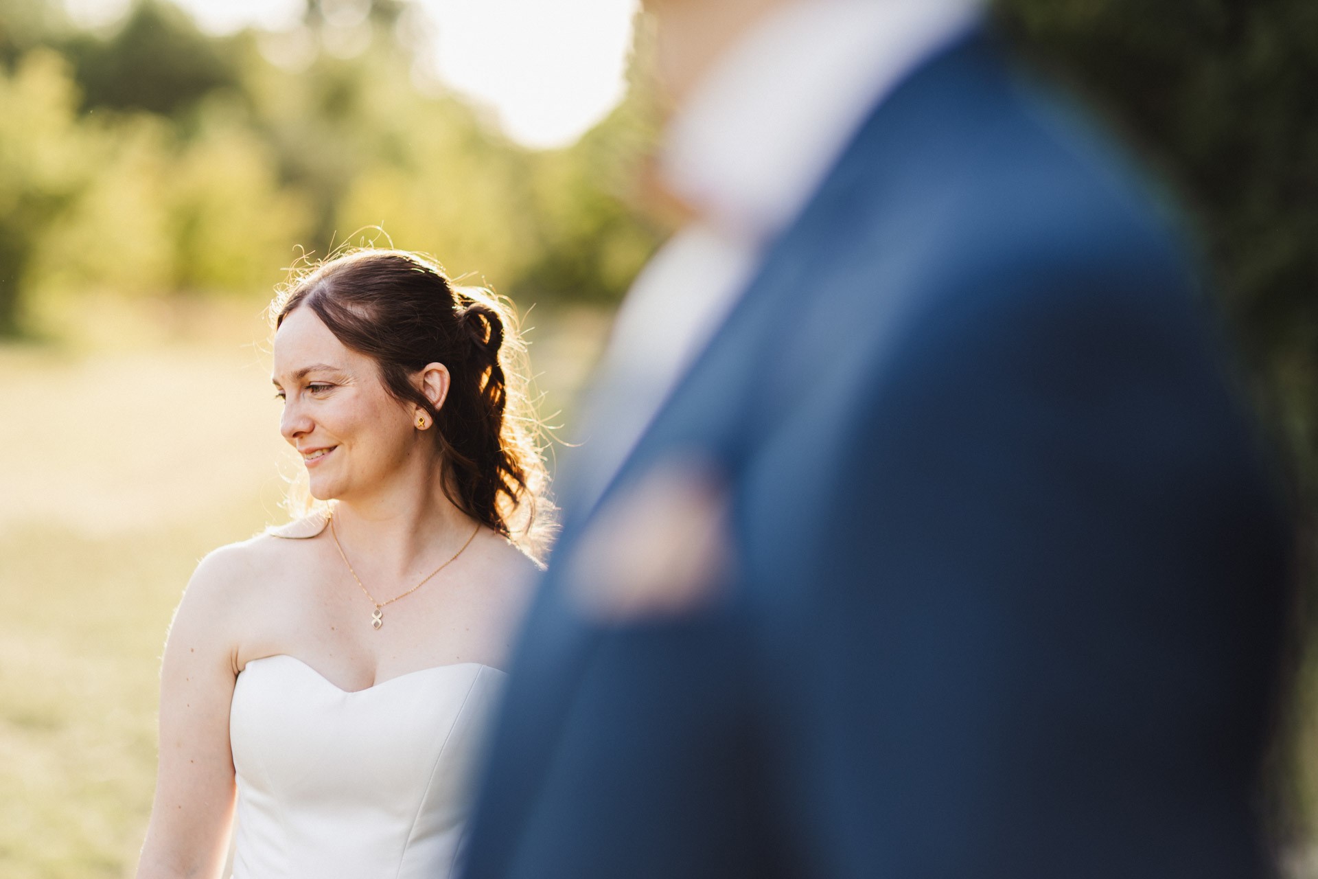 Authentische & Ästhetische Hochzeitsreportage mit After-Wedding-Shooting in der in Jena: Brautpaar beim entspannten Spaziergang in der Natur. Digitale und Analoge Hochzeitsfotografie - Bilder die Sprechen