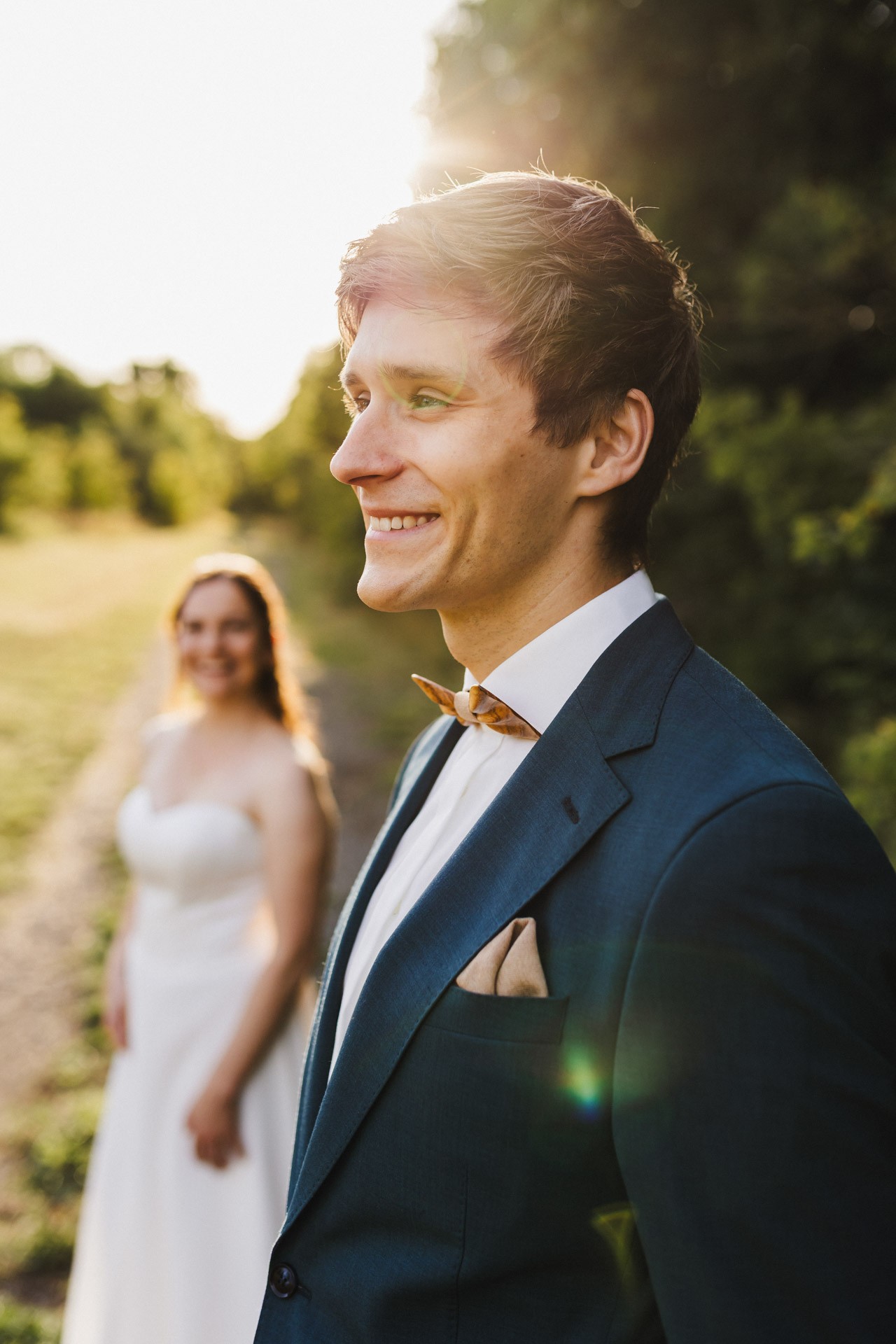 Authentische & Ästhetische Hochzeitsreportage mit After-Wedding-Shooting in der in Jena: Brautpaar beim entspannten Spaziergang in der Natur. Digitale und Analoge Hochzeitsfotografie - Bilder die Sprechen