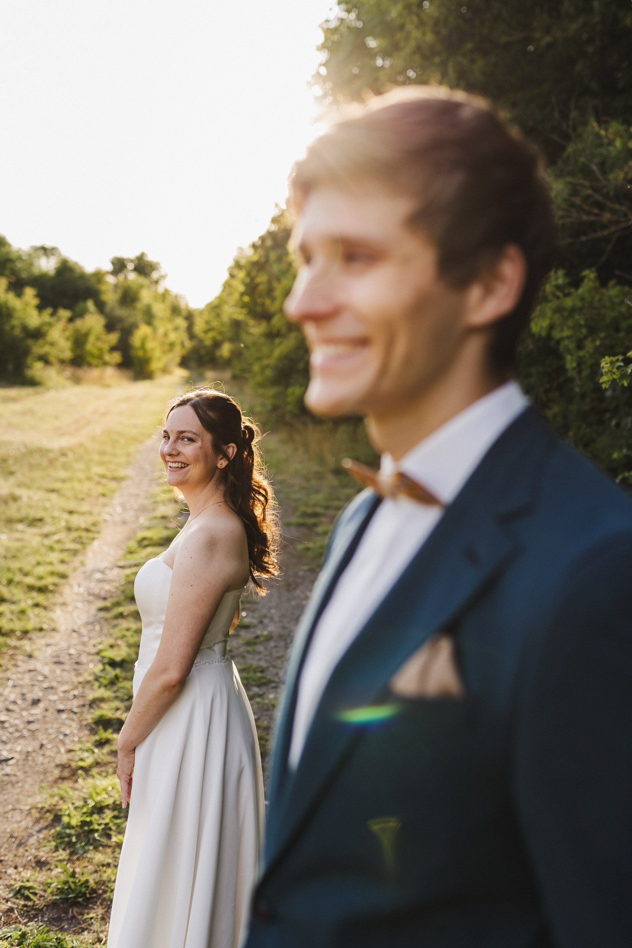 Authentische & Ästhetische Hochzeitsreportage mit After-Wedding-Shooting in der in Jena: Brautpaar beim entspannten Spaziergang in der Natur. Digitale und Analoge Hochzeitsfotografie - Bilder die Sprechen