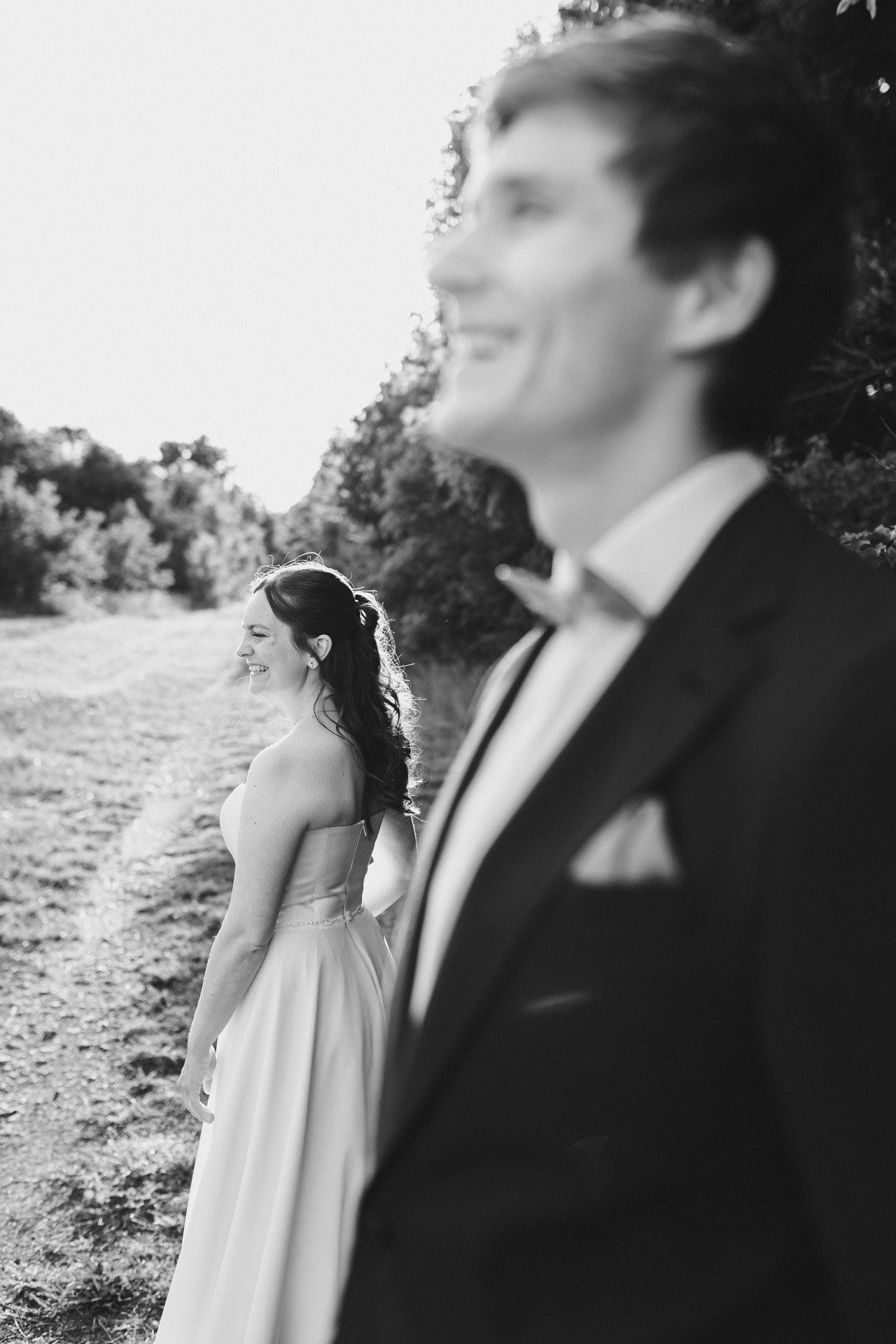 Authentische & Ästhetische Hochzeitsreportage mit After-Wedding-Shooting in der in Jena: Brautpaar beim entspannten Spaziergang in der Natur. Digitale und Analoge Hochzeitsfotografie - Bilder die Sprechen