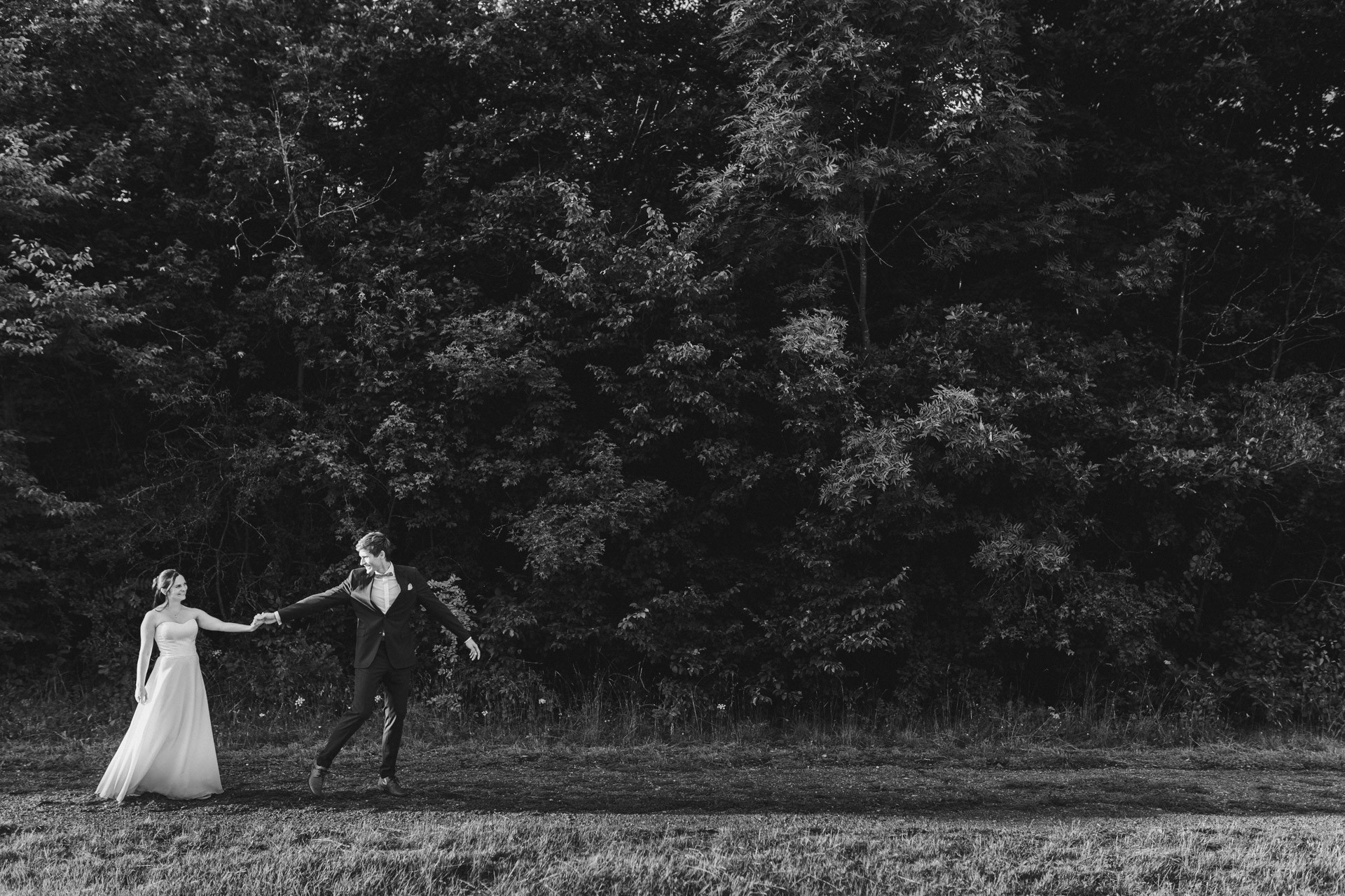 Authentische & Ästhetische Hochzeitsreportage mit After-Wedding-Shooting in der in Jena: Brautpaar beim entspannten Spaziergang in der Natur. Digitale und Analoge Hochzeitsfotografie - Bilder die Sprechen