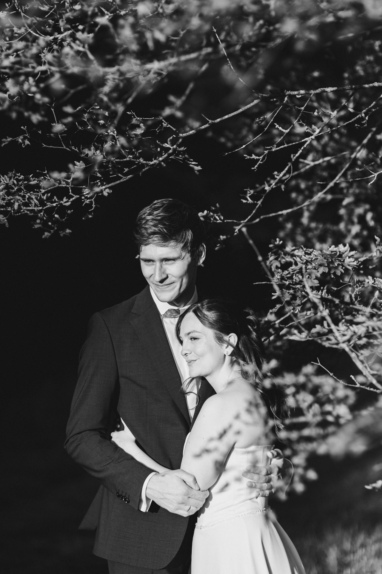 Authentische & Ästhetische Hochzeitsreportage mit After-Wedding-Shooting in der in Jena: Brautpaar beim entspannten Spaziergang in der Natur. Digitale und Analoge Hochzeitsfotografie - Bilder die Sprechen