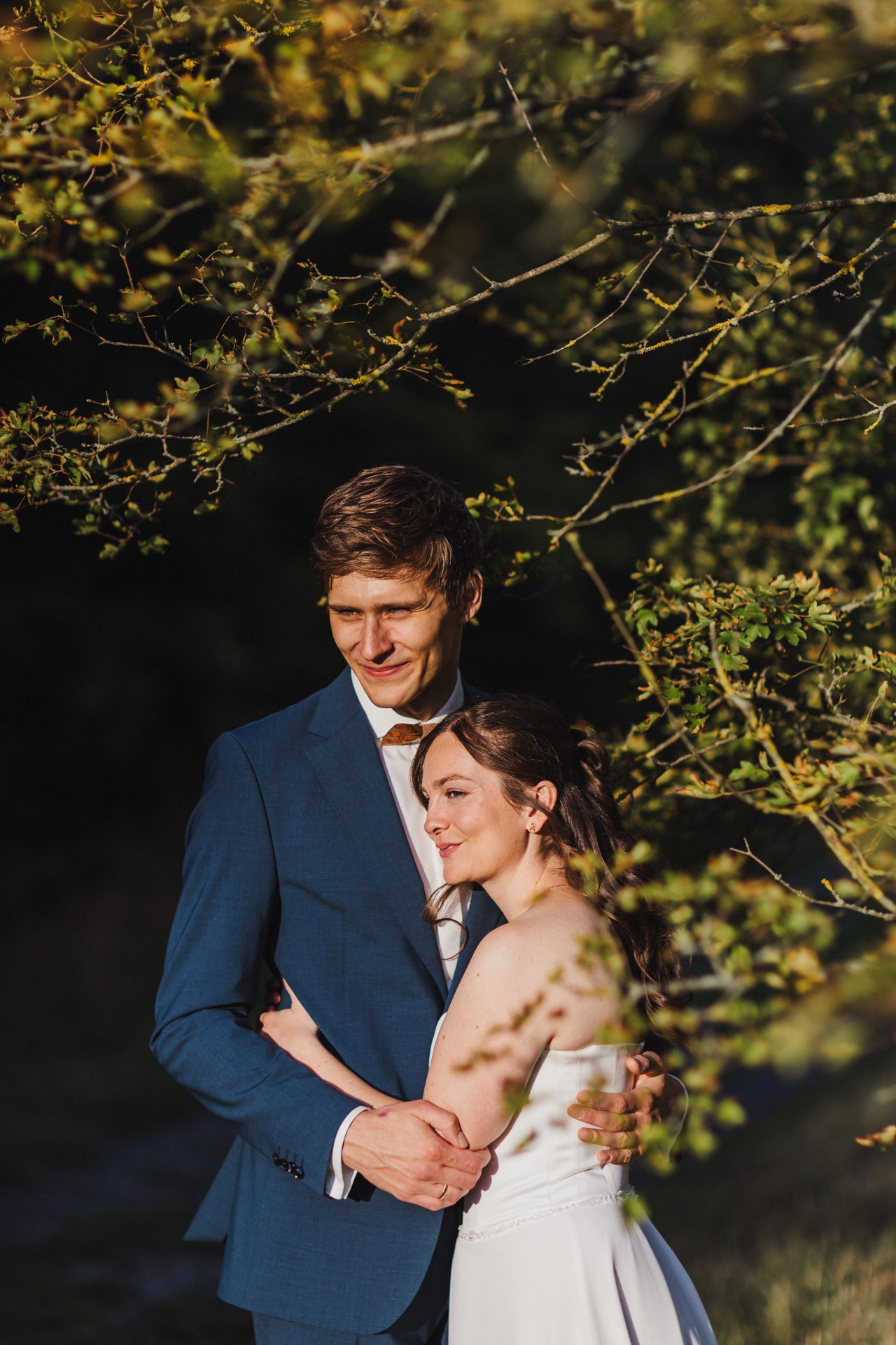 Authentische & Ästhetische Hochzeitsreportage mit After-Wedding-Shooting in der in Jena: Brautpaar beim entspannten Spaziergang in der Natur. Digitale und Analoge Hochzeitsfotografie - Bilder die Sprechen