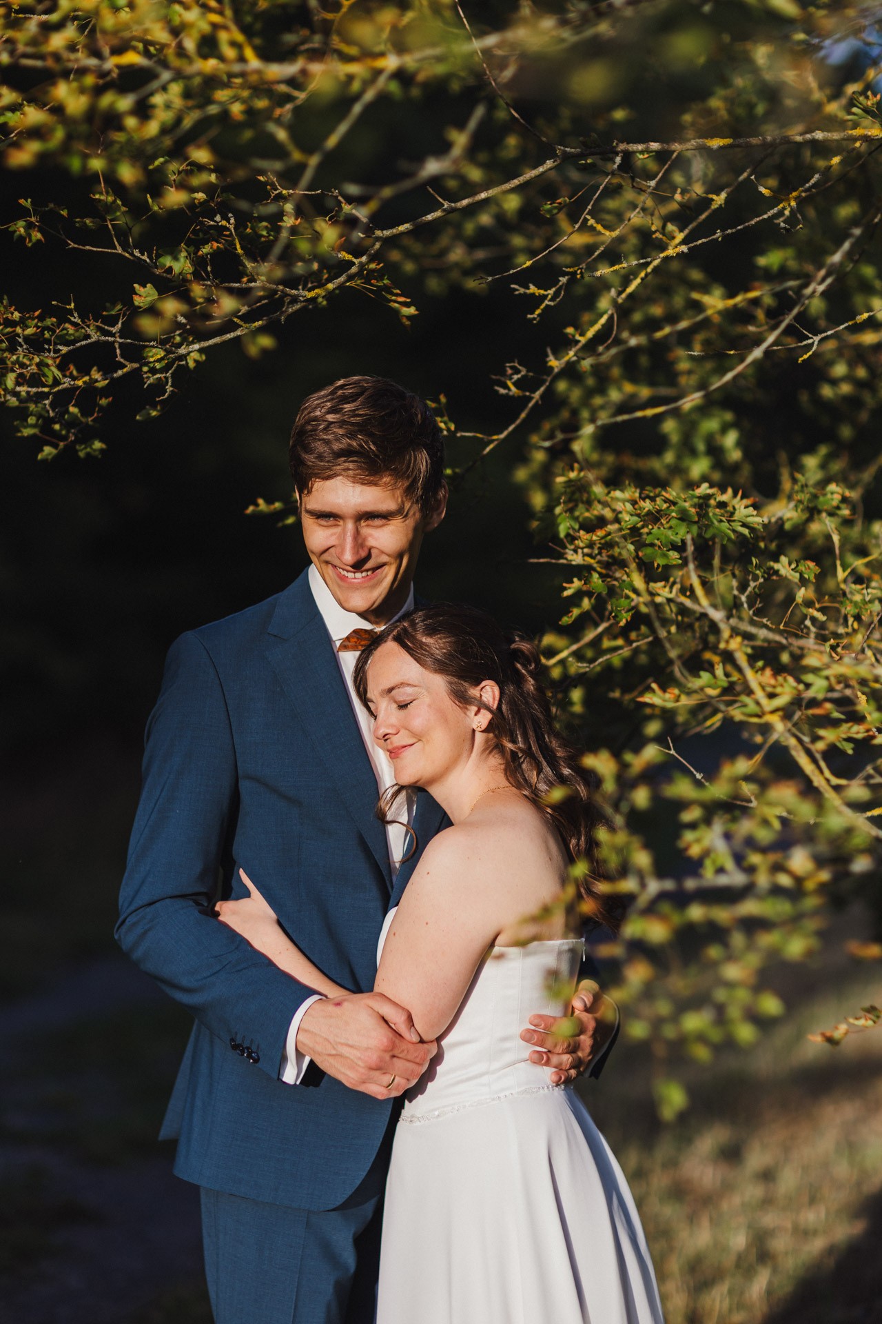 Authentische & Ästhetische Hochzeitsreportage mit After-Wedding-Shooting in der in Jena: Brautpaar beim entspannten Spaziergang in der Natur. Digitale und Analoge Hochzeitsfotografie - Bilder die Sprechen