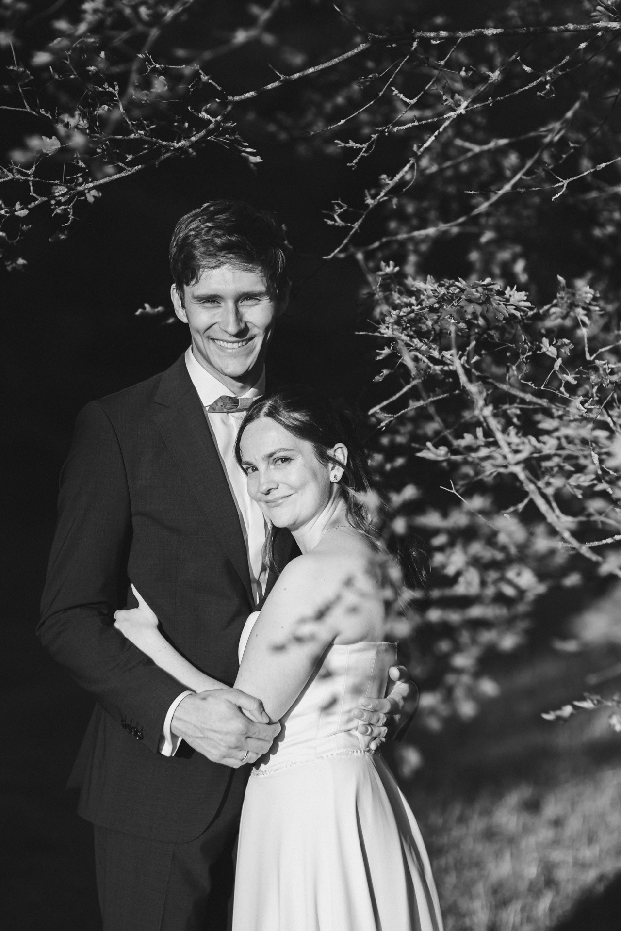 Authentische & Ästhetische Hochzeitsreportage mit After-Wedding-Shooting in der in Jena: Brautpaar beim entspannten Spaziergang in der Natur. Digitale und Analoge Hochzeitsfotografie - Bilder die Sprechen