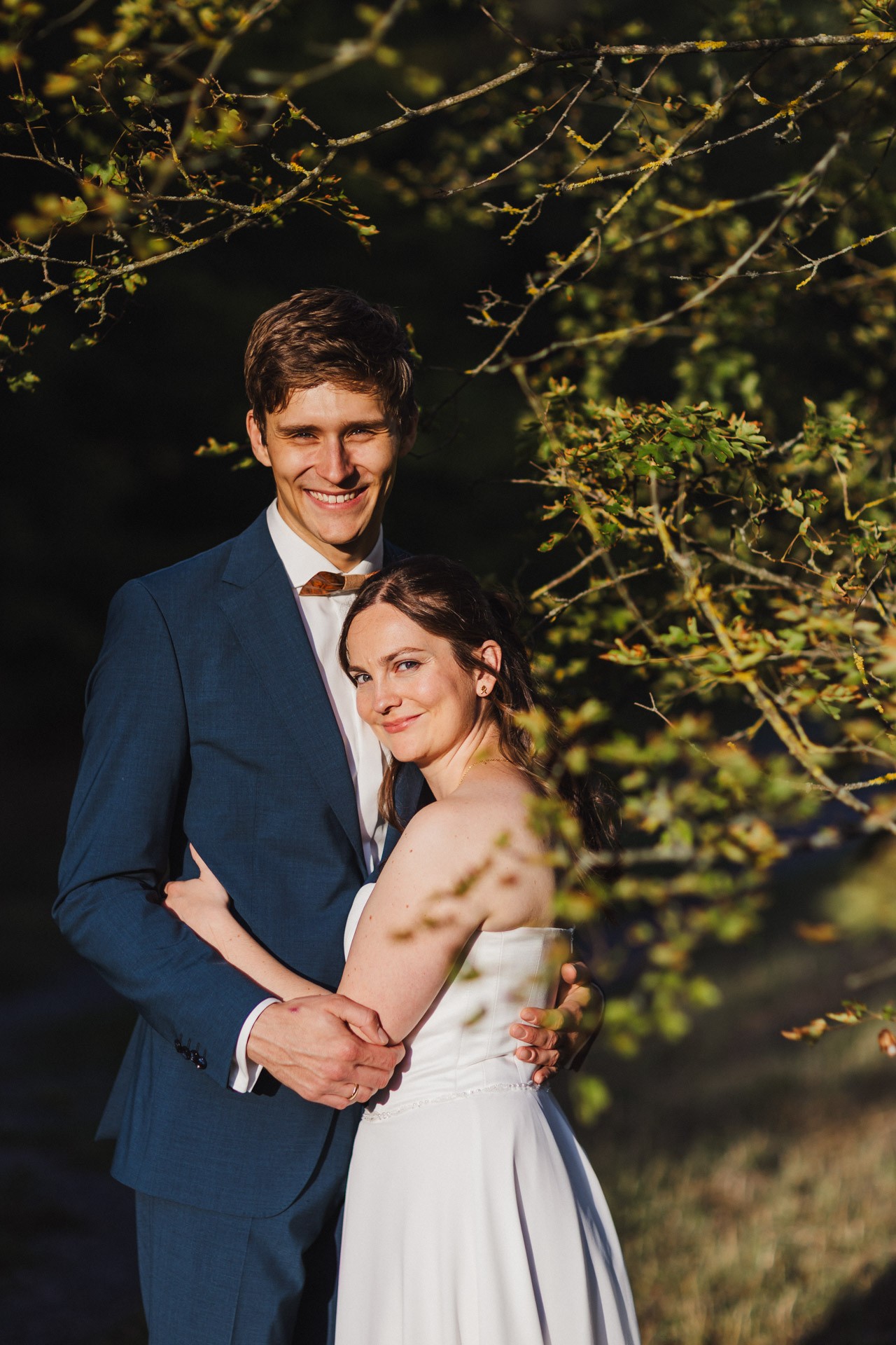 Authentische & Ästhetische Hochzeitsreportage mit After-Wedding-Shooting in der in Jena: Brautpaar beim entspannten Spaziergang in der Natur. Digitale und Analoge Hochzeitsfotografie - Bilder die Sprechen