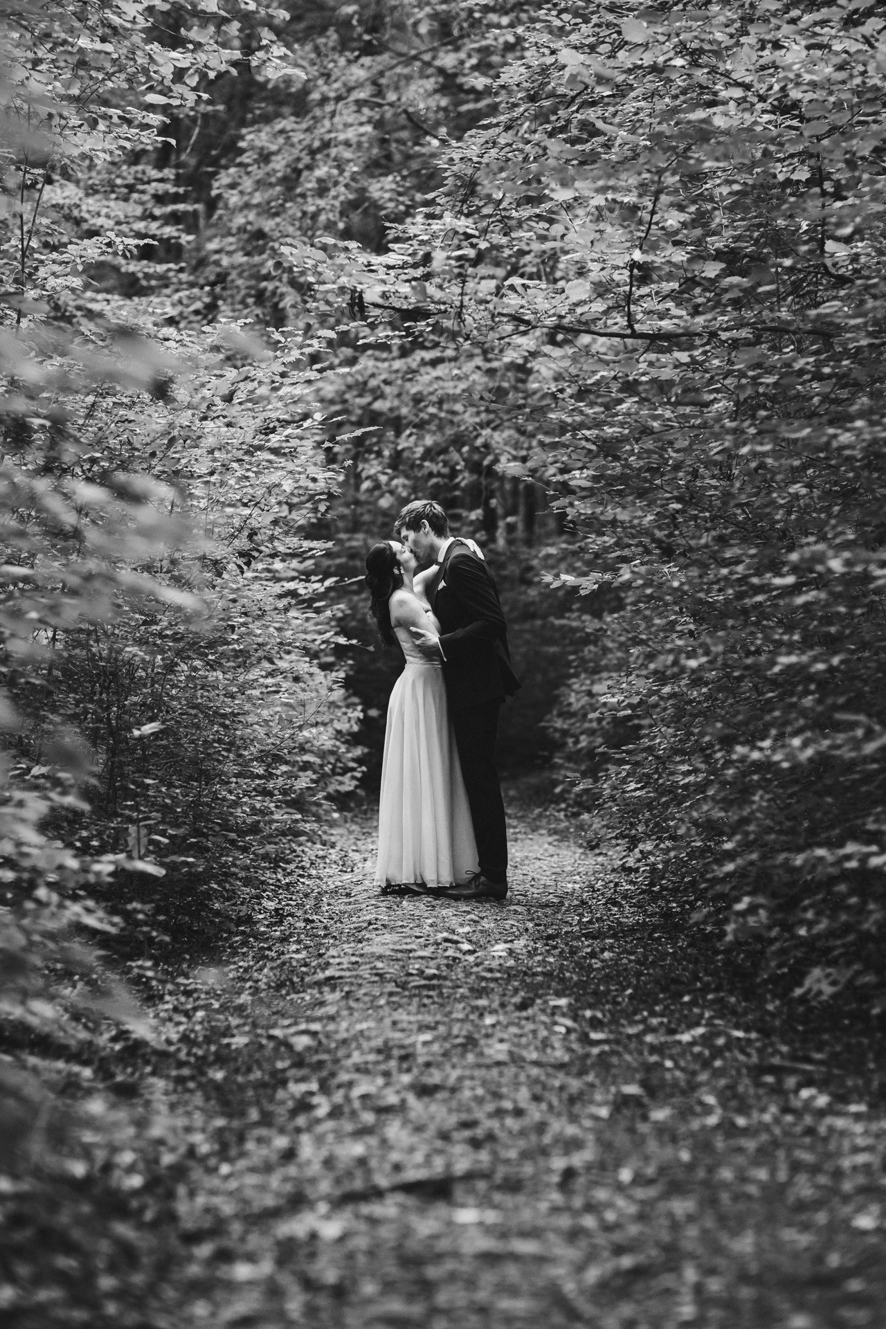Authentische & Ästhetische Hochzeitsreportage mit After-Wedding-Shooting in der in Jena: Brautpaar beim entspannten Spaziergang in der Natur. Digitale und Analoge Hochzeitsfotografie - Bilder die Sprechen