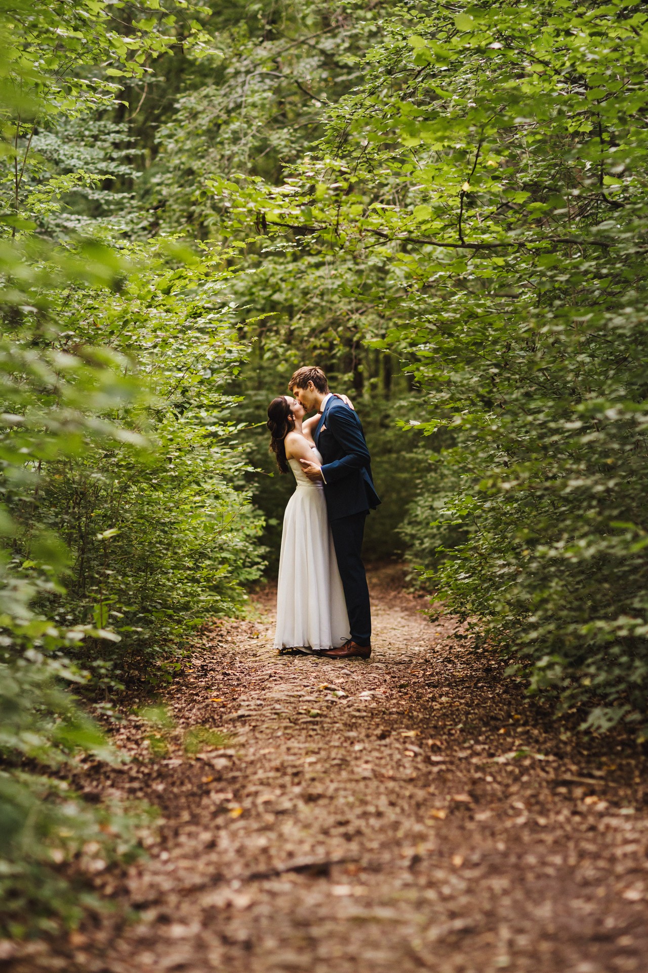 Authentische & Ästhetische Hochzeitsreportage mit After-Wedding-Shooting in der in Jena: Brautpaar beim entspannten Spaziergang in der Natur. Digitale und Analoge Hochzeitsfotografie - Bilder die Sprechen