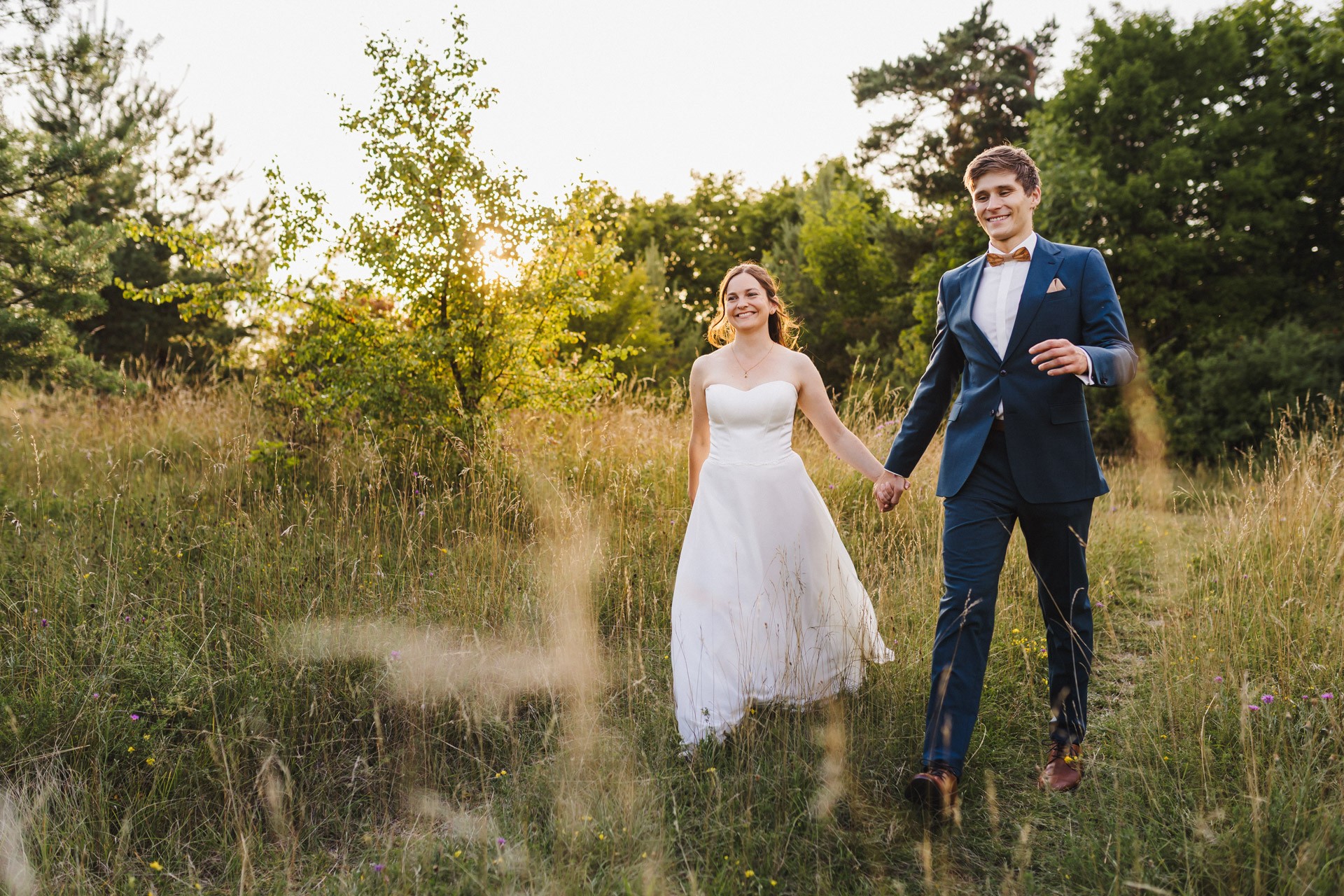 Authentische & Ästhetische Hochzeitsreportage mit After-Wedding-Shooting in der in Jena: Brautpaar beim entspannten Spaziergang in der Natur. Digitale und Analoge Hochzeitsfotografie - Bilder die Sprechen