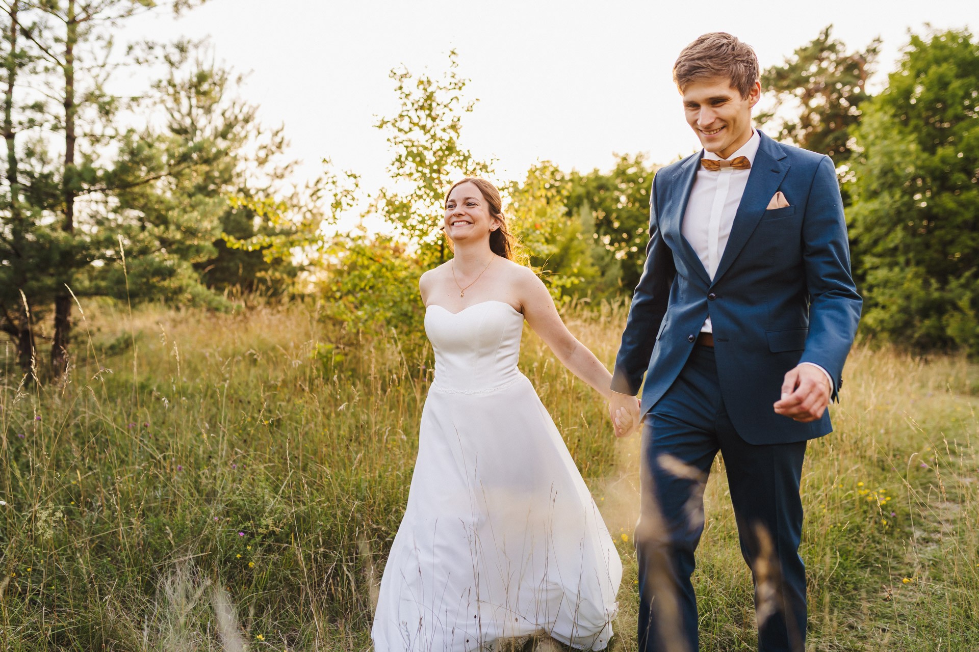 Authentische & Ästhetische Hochzeitsreportage mit After-Wedding-Shooting in der in Jena: Brautpaar beim entspannten Spaziergang in der Natur. Digitale und Analoge Hochzeitsfotografie - Bilder die Sprechen