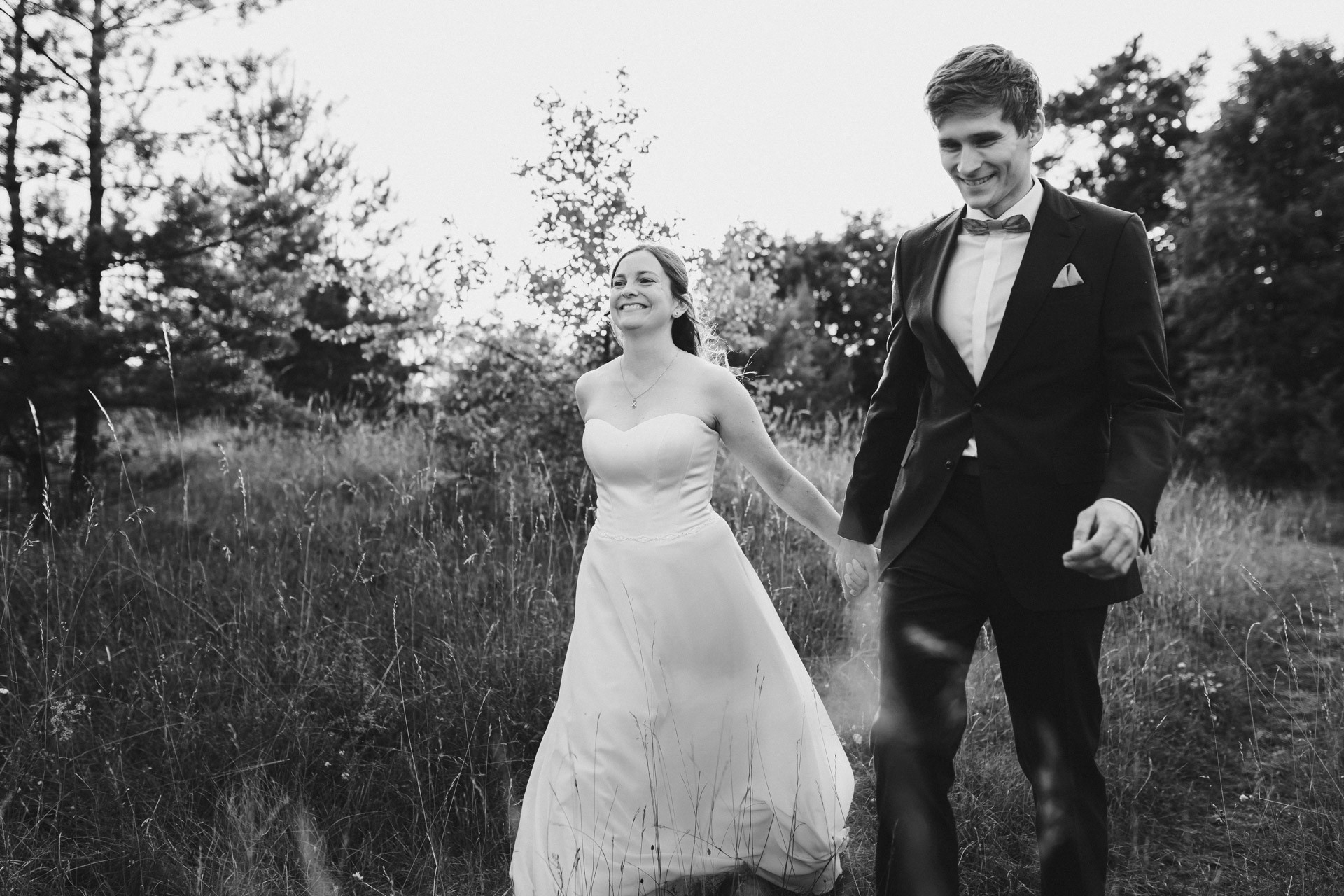 Authentische & Ästhetische Hochzeitsreportage mit After-Wedding-Shooting in der in Jena: Brautpaar beim entspannten Spaziergang in der Natur. Digitale und Analoge Hochzeitsfotografie - Bilder die Sprechen