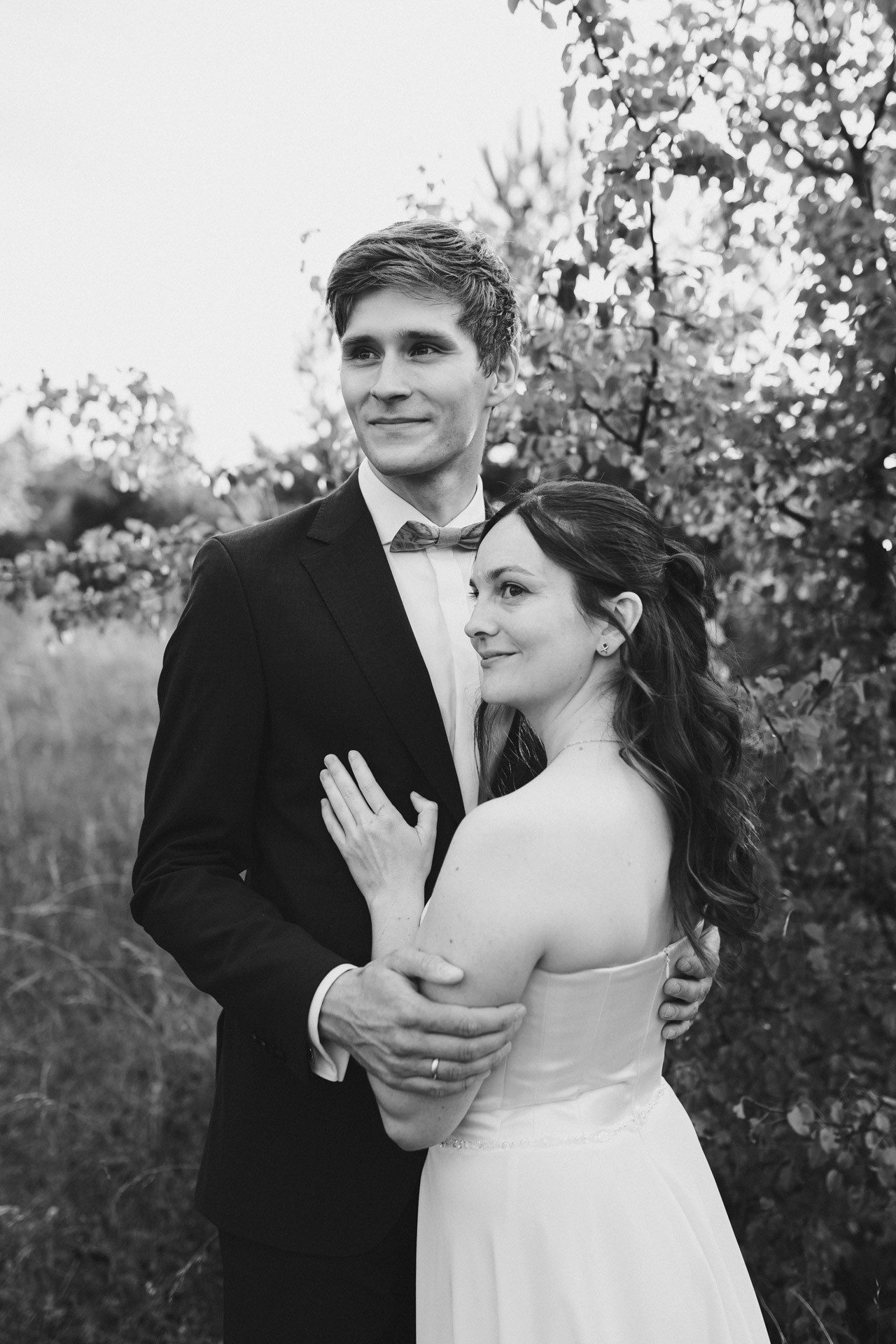 Authentische & Ästhetische Hochzeitsreportage mit After-Wedding-Shooting in der in Jena: Brautpaar beim entspannten Spaziergang in der Natur. Digitale und Analoge Hochzeitsfotografie - Bilder die Sprechen