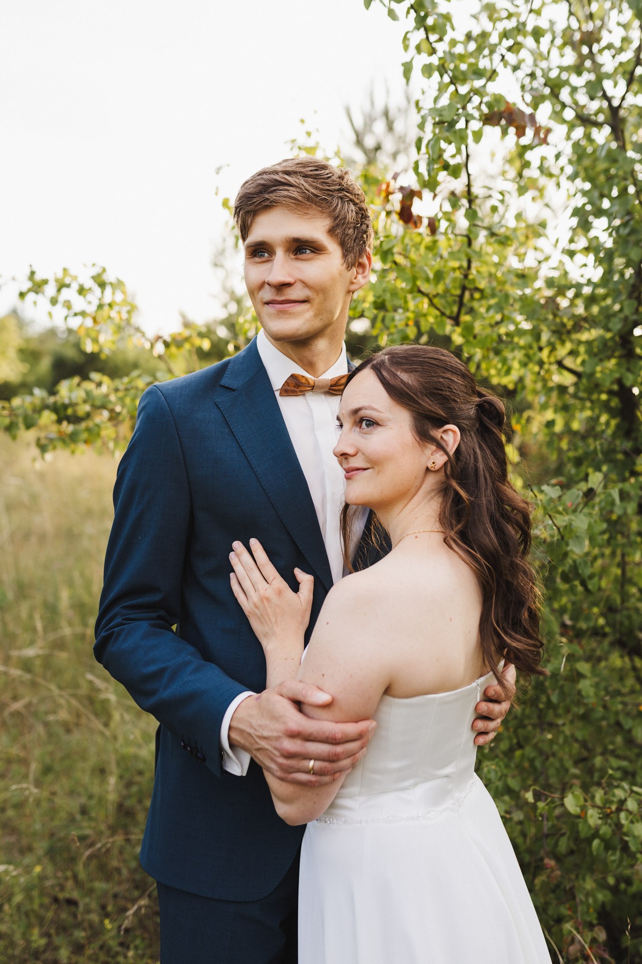 Authentische & Ästhetische Hochzeitsreportage mit After-Wedding-Shooting in der in Jena: Brautpaar beim entspannten Spaziergang in der Natur. Digitale und Analoge Hochzeitsfotografie - Bilder die Sprechen
