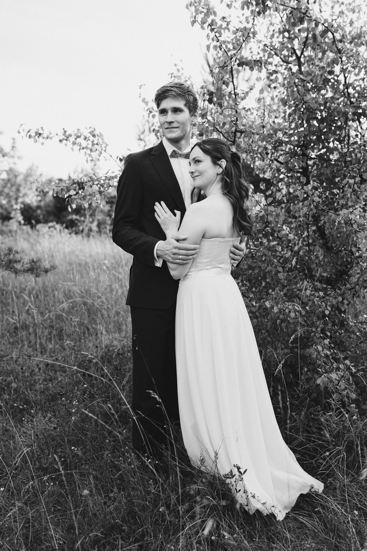 Authentische & Ästhetische Hochzeitsreportage mit After-Wedding-Shooting in der in Jena: Brautpaar beim entspannten Spaziergang in der Natur. Digitale und Analoge Hochzeitsfotografie - Bilder die Sprechen