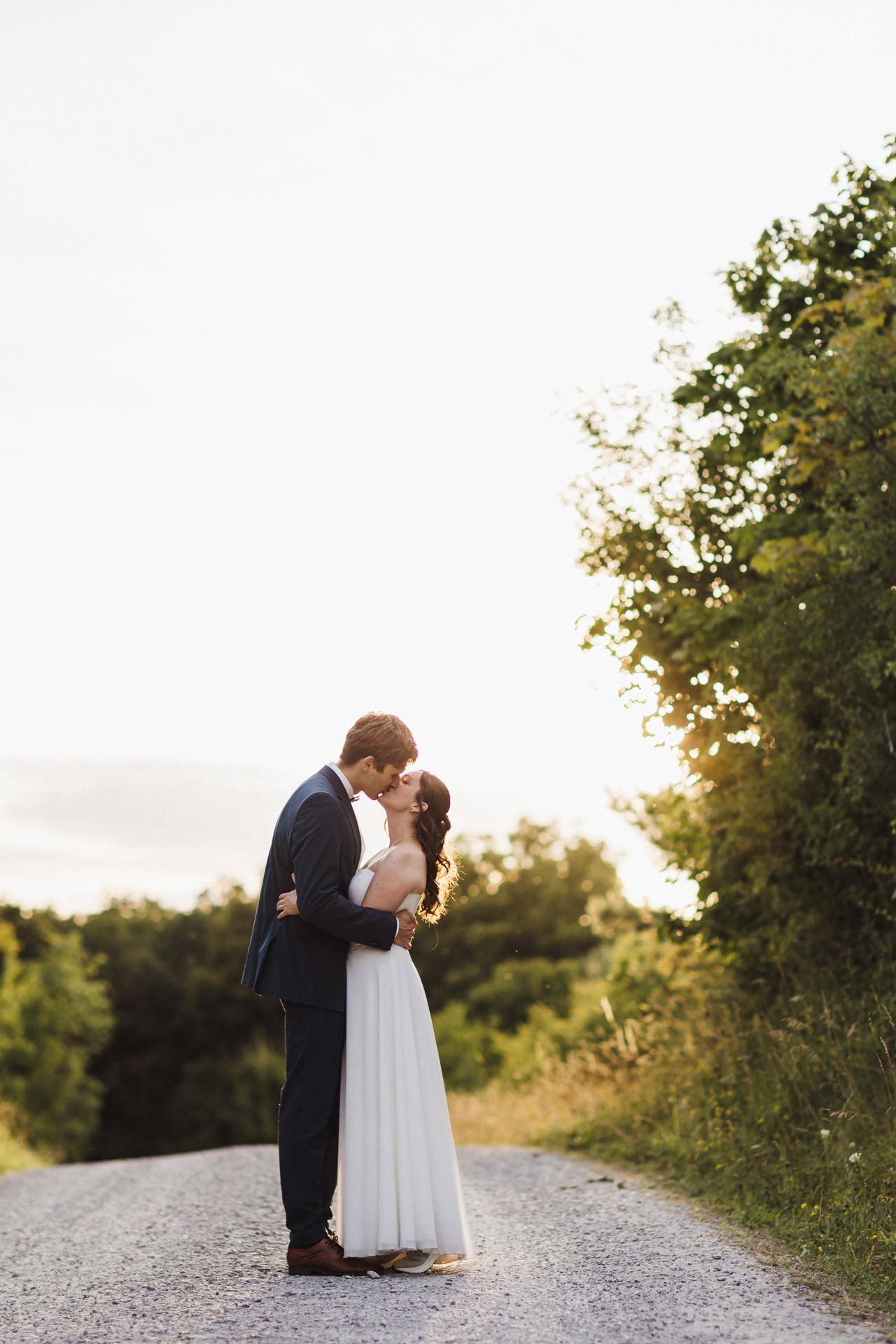 Authentische & Ästhetische Hochzeitsreportage mit After-Wedding-Shooting in der in Jena: Brautpaar beim entspannten Spaziergang in der Natur. Digitale und Analoge Hochzeitsfotografie - Bilder die Sprechen