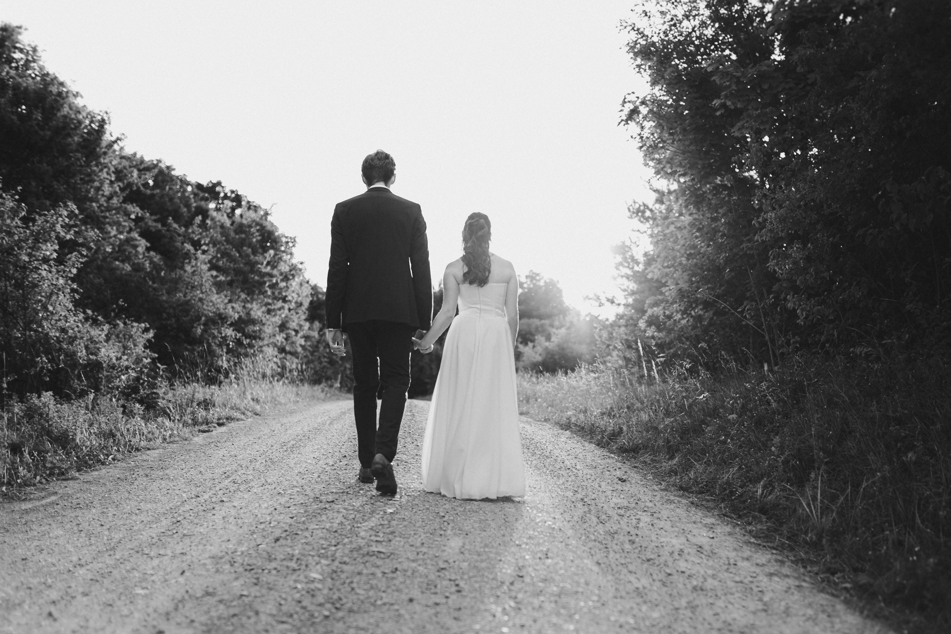 Authentische & Ästhetische Hochzeitsreportage mit After-Wedding-Shooting in der in Jena: Brautpaar beim entspannten Spaziergang in der Natur. Digitale und Analoge Hochzeitsfotografie - Bilder die Sprechen