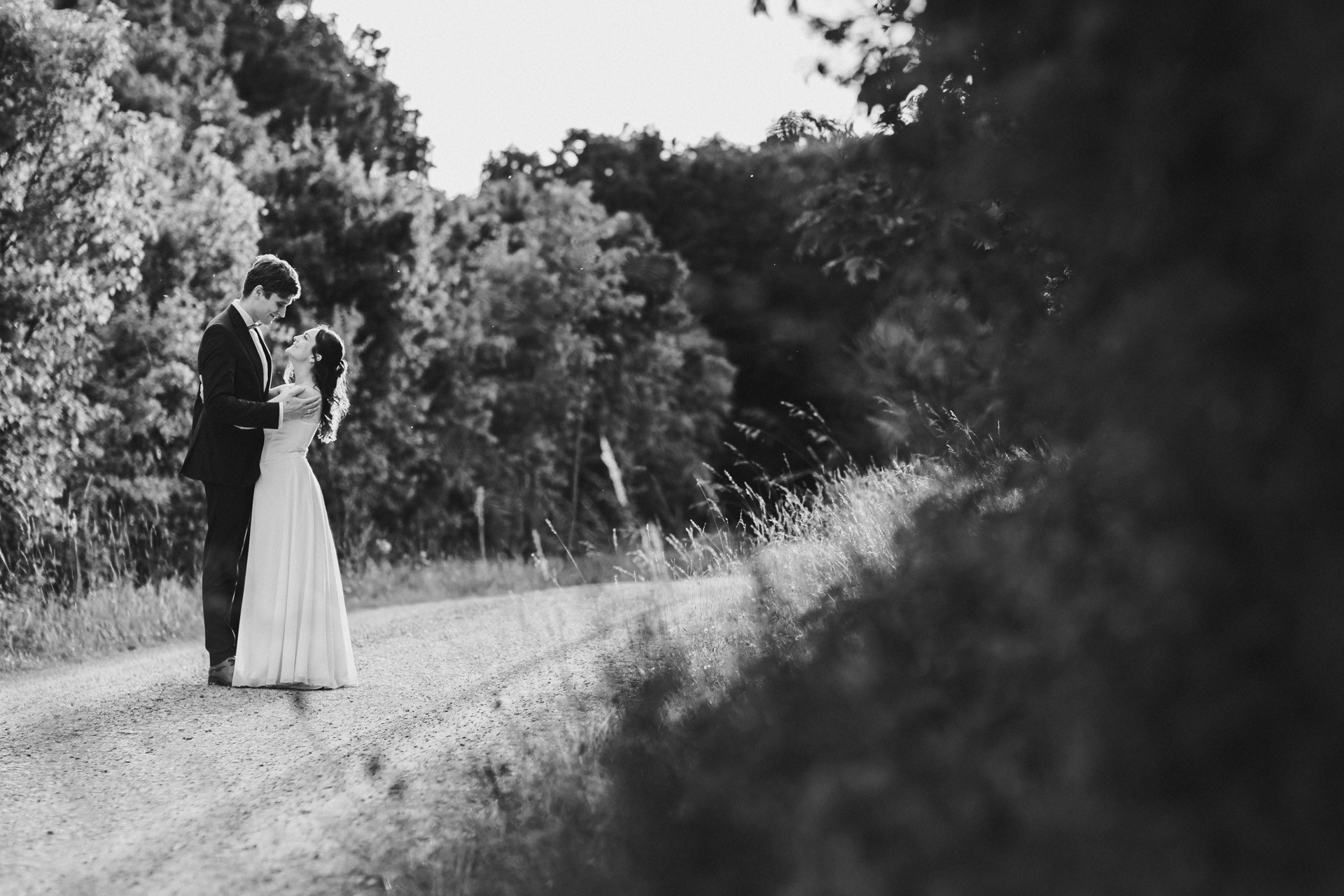 Authentische & Ästhetische Hochzeitsreportage mit After-Wedding-Shooting in der in Jena: Brautpaar beim entspannten Spaziergang in der Natur. Digitale und Analoge Hochzeitsfotografie - Bilder die Sprechen