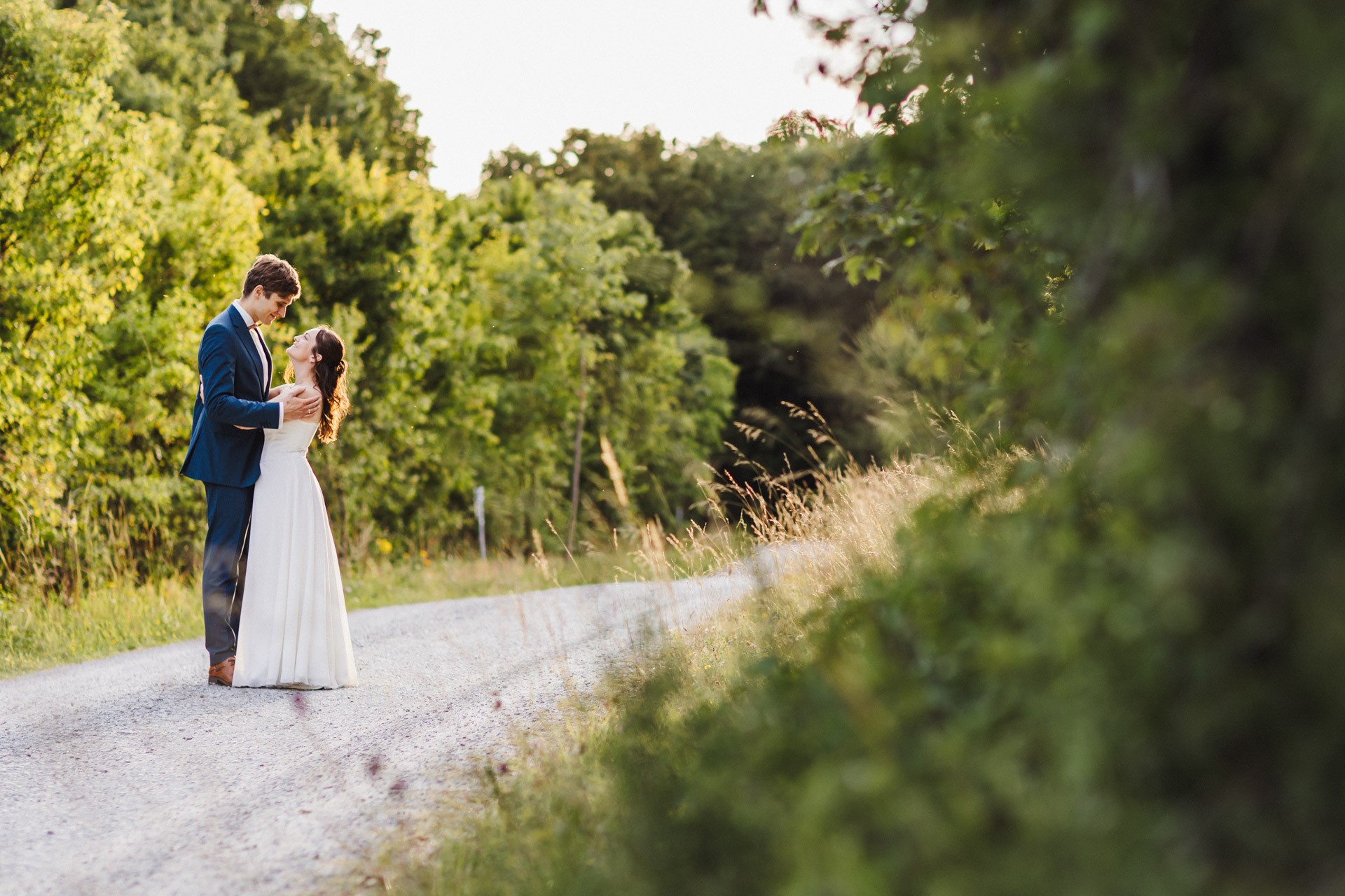 Authentische & Ästhetische Hochzeitsreportage mit After-Wedding-Shooting in der in Jena: Brautpaar beim entspannten Spaziergang in der Natur. Digitale und Analoge Hochzeitsfotografie - Bilder die Sprechen