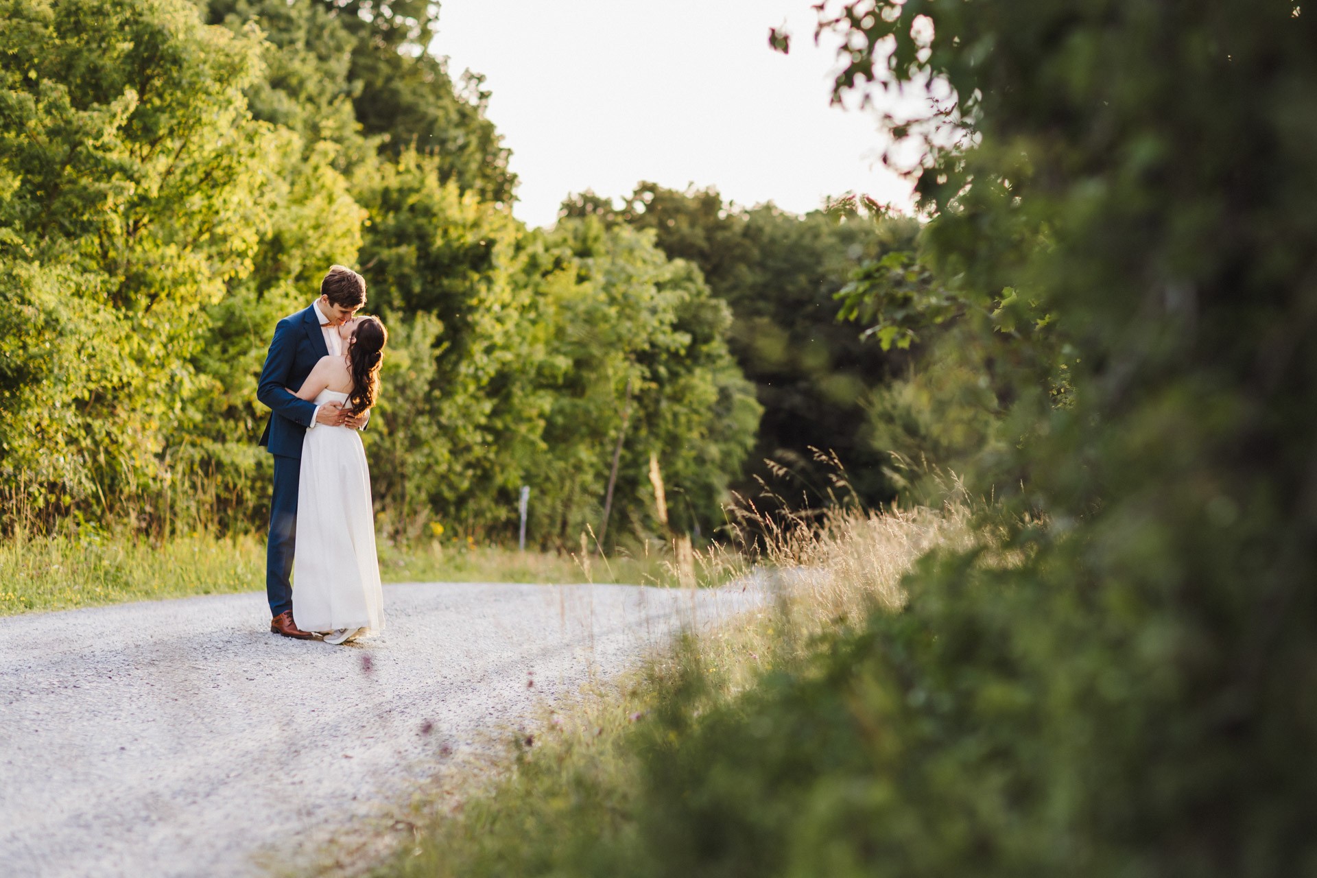 Authentische & Ästhetische Hochzeitsreportage mit After-Wedding-Shooting in der in Jena: Brautpaar beim entspannten Spaziergang in der Natur. Digitale und Analoge Hochzeitsfotografie - Bilder die Sprechen