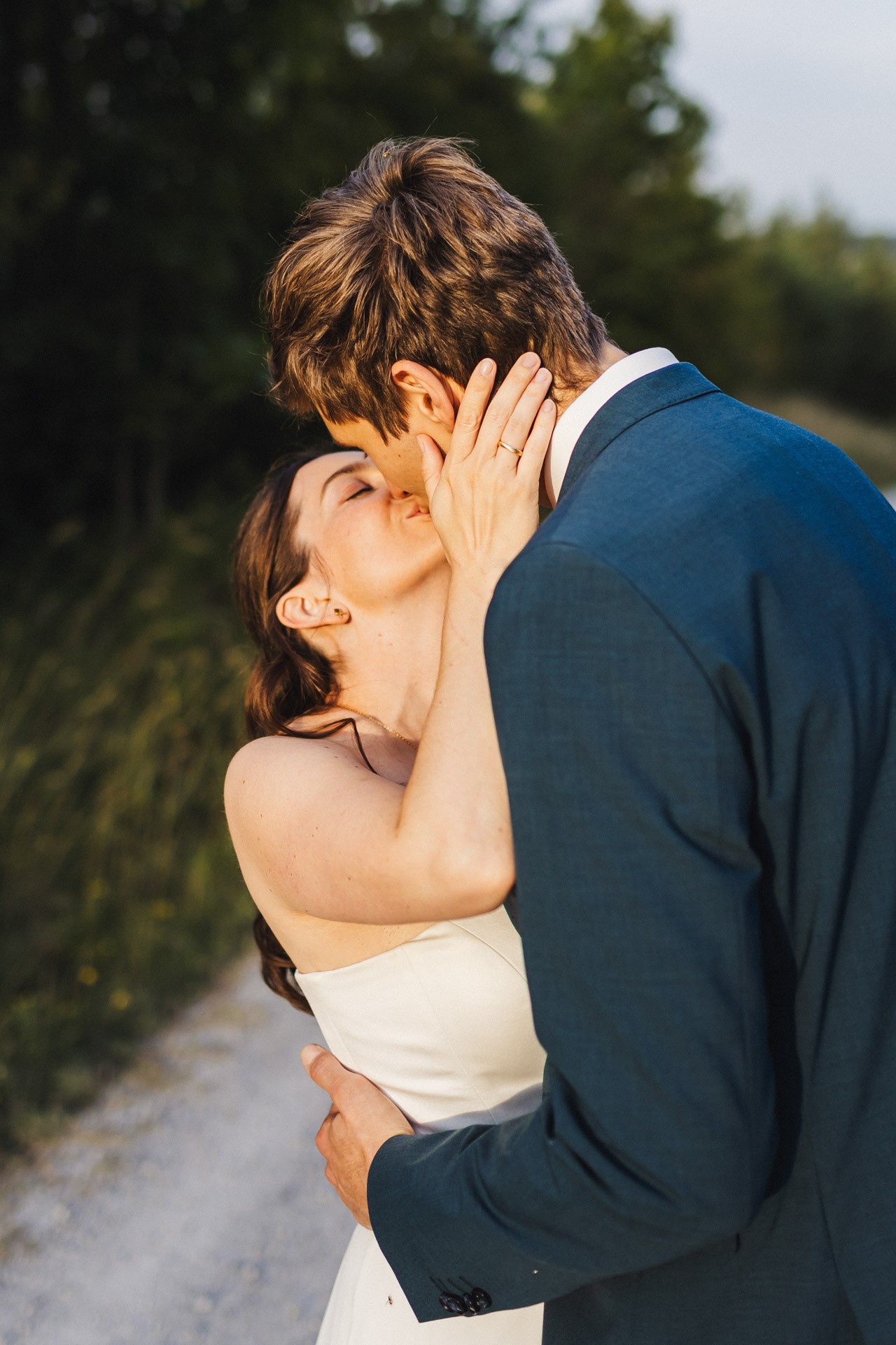 Authentische & Ästhetische Hochzeitsreportage mit After-Wedding-Shooting in der in Jena: Brautpaar beim entspannten Spaziergang in der Natur. Digitale und Analoge Hochzeitsfotografie - Bilder die Sprechen