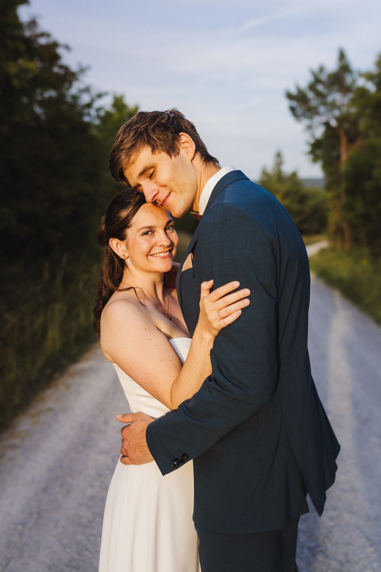 Authentische & Ästhetische Hochzeitsreportage mit After-Wedding-Shooting in der in Jena: Brautpaar beim entspannten Spaziergang in der Natur. Digitale und Analoge Hochzeitsfotografie - Bilder die Sprechen