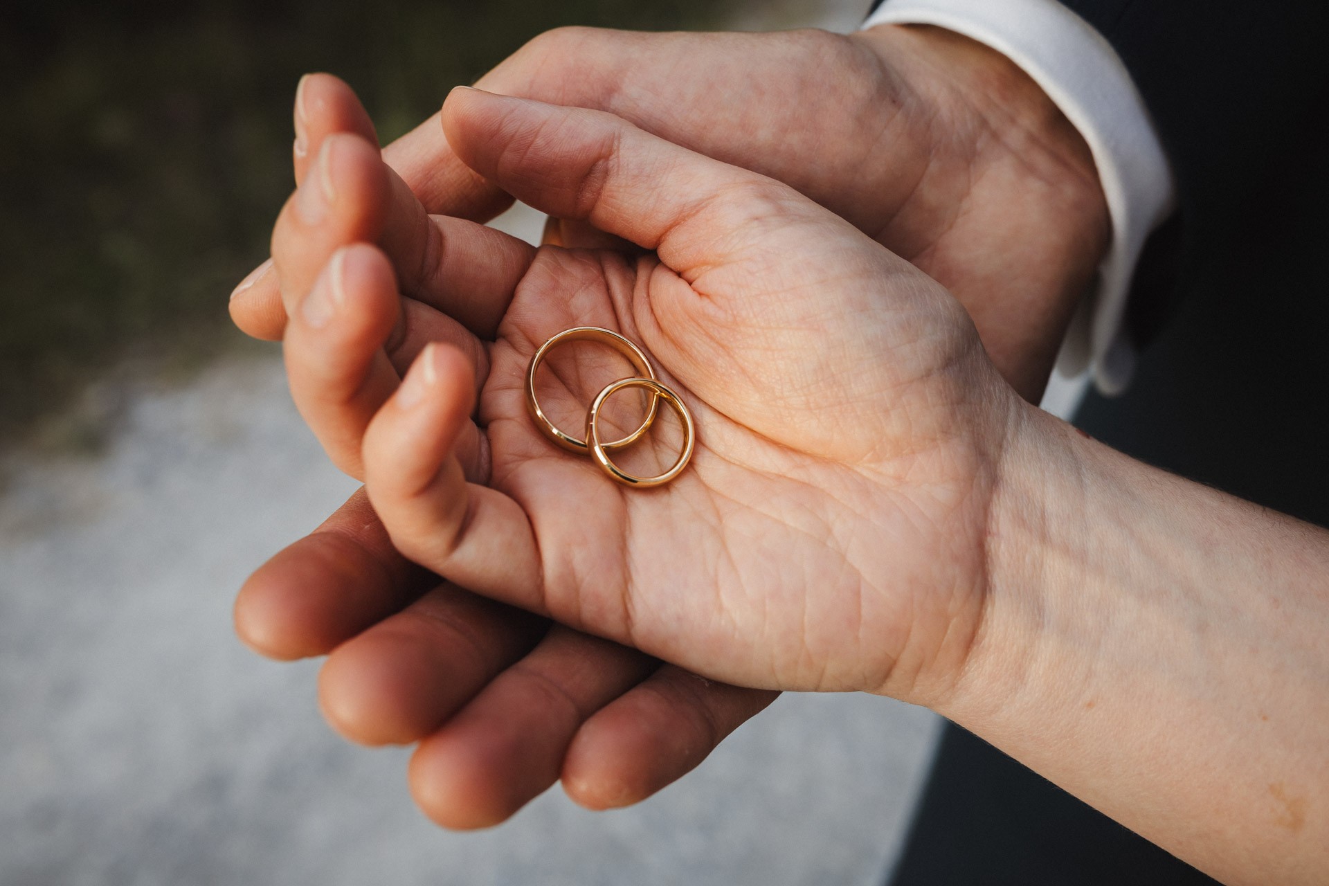 Authentische & Ästhetische Hochzeitsreportage mit After-Wedding-Shooting in der in Jena: Brautpaar beim entspannten Spaziergang in der Natur. Digitale und Analoge Hochzeitsfotografie - Bilder die Sprechen