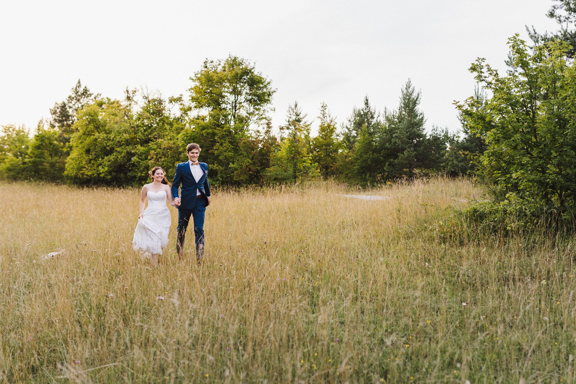 Authentische & Ästhetische Hochzeitsreportage mit After-Wedding-Shooting in der in Jena: Brautpaar beim entspannten Spaziergang in der Natur. Digitale und Analoge Hochzeitsfotografie - Bilder die Sprechen