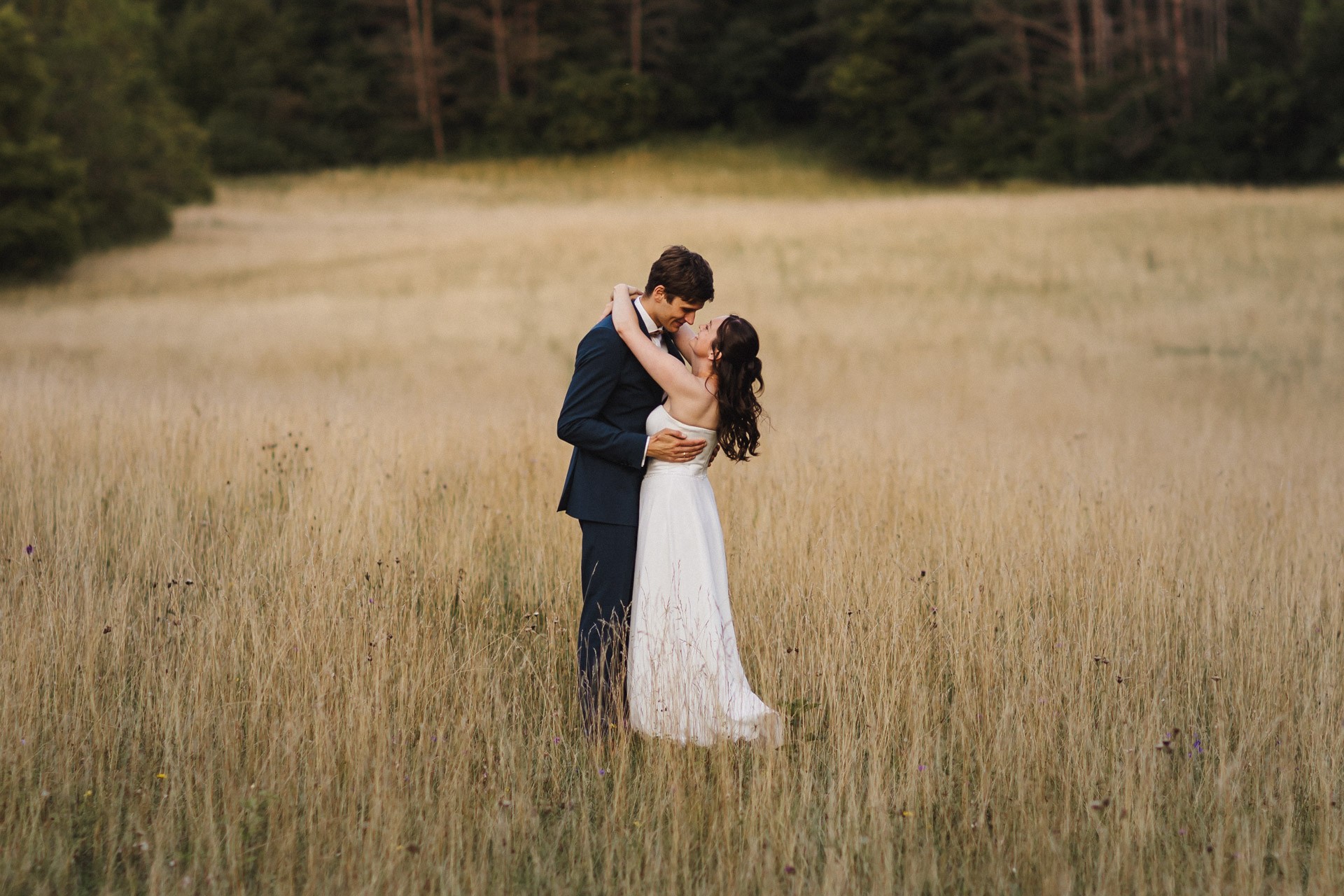 Authentische & Ästhetische Hochzeitsreportage mit After-Wedding-Shooting in der in Jena: Brautpaar beim entspannten Spaziergang in der Natur. Digitale und Analoge Hochzeitsfotografie - Bilder die Sprechen