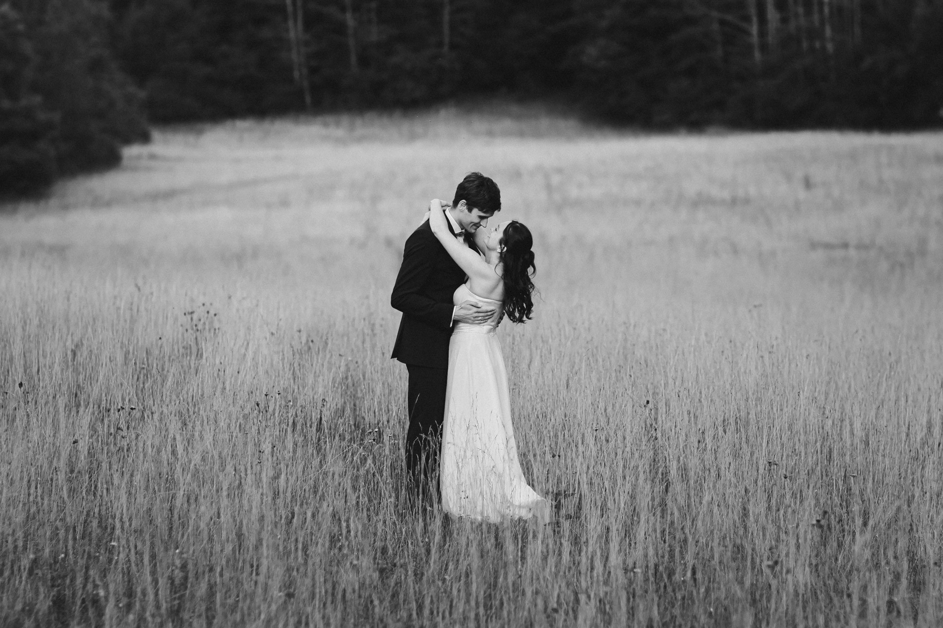 Authentische & Ästhetische Hochzeitsreportage mit After-Wedding-Shooting in der in Jena: Brautpaar beim entspannten Spaziergang in der Natur. Digitale und Analoge Hochzeitsfotografie - Bilder die Sprechen
