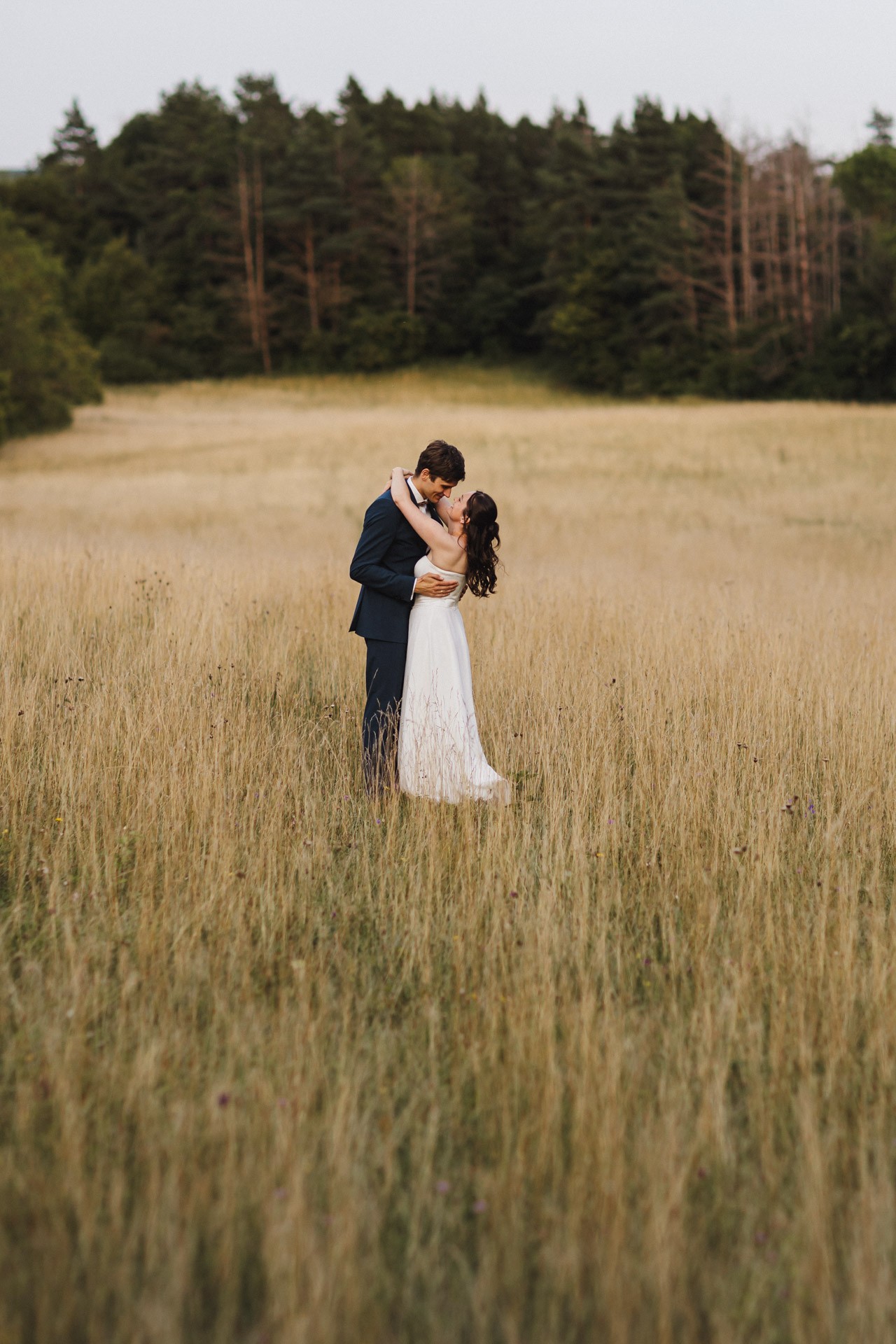 Authentische & Ästhetische Hochzeitsreportage mit After-Wedding-Shooting in der in Jena: Brautpaar beim entspannten Spaziergang in der Natur. Digitale und Analoge Hochzeitsfotografie - Bilder die Sprechen