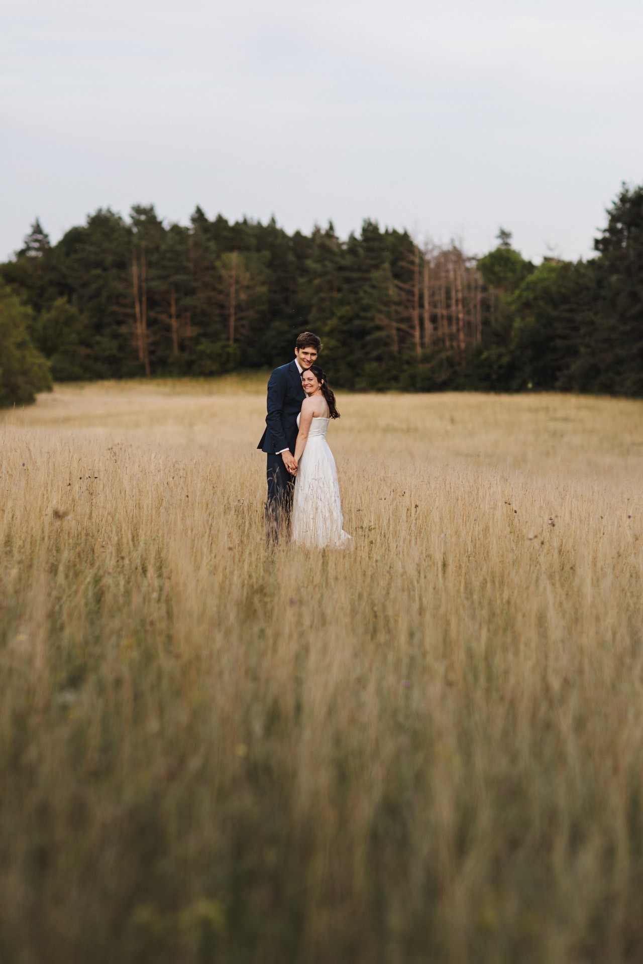 Authentische & Ästhetische Hochzeitsreportage mit After-Wedding-Shooting in der in Jena: Brautpaar beim entspannten Spaziergang in der Natur. Digitale und Analoge Hochzeitsfotografie - Bilder die Sprechen