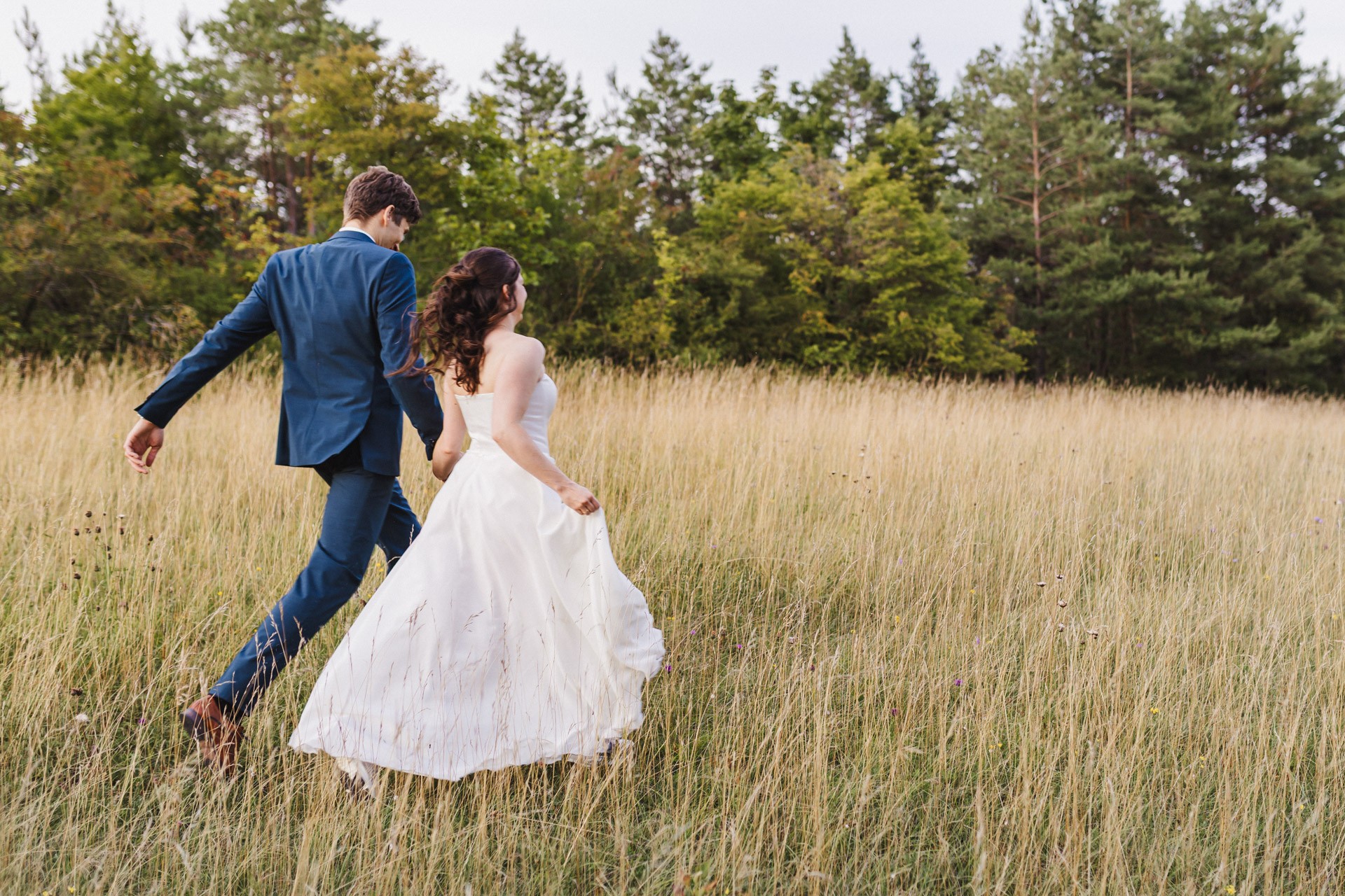 Authentische & Ästhetische Hochzeitsreportage mit After-Wedding-Shooting in der in Jena: Brautpaar beim entspannten Spaziergang in der Natur. Digitale und Analoge Hochzeitsfotografie - Bilder die Sprechen