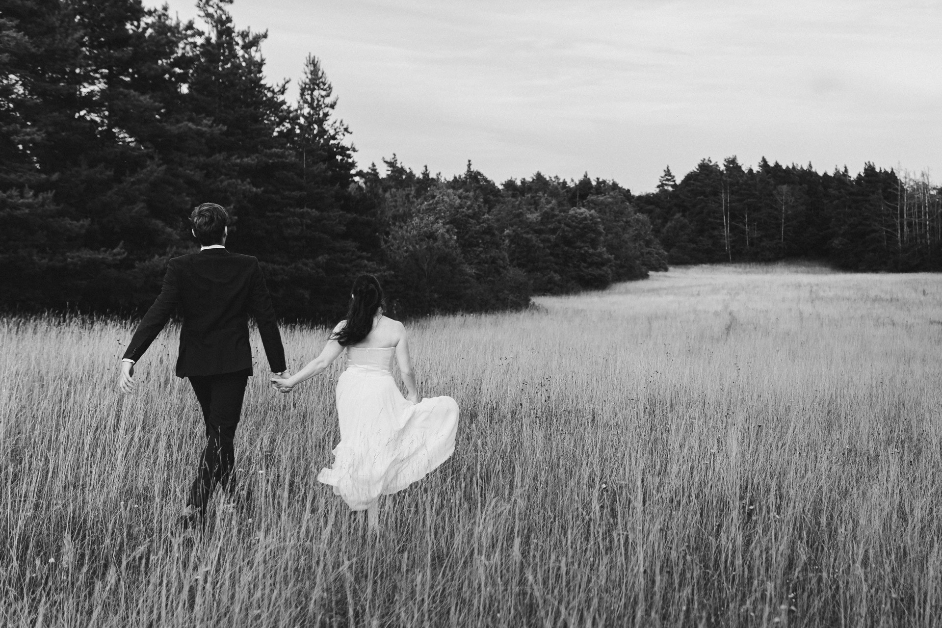 Authentische & Ästhetische Hochzeitsreportage mit After-Wedding-Shooting in der in Jena: Brautpaar beim entspannten Spaziergang in der Natur. Digitale und Analoge Hochzeitsfotografie - Bilder die Sprechen
