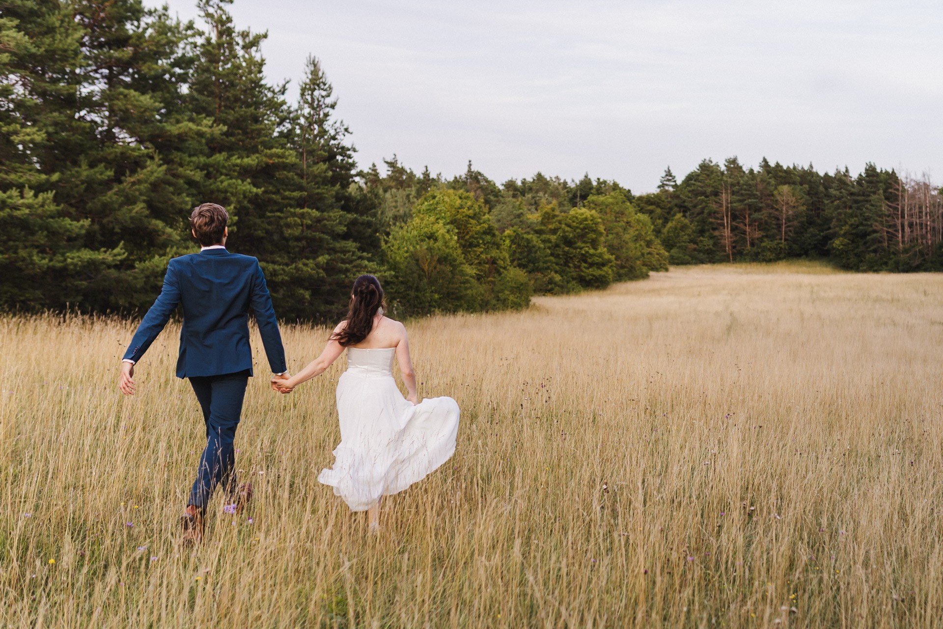 Authentische & Ästhetische Hochzeitsreportage mit After-Wedding-Shooting in der in Jena: Brautpaar beim entspannten Spaziergang in der Natur. Digitale und Analoge Hochzeitsfotografie - Bilder die Sprechen
