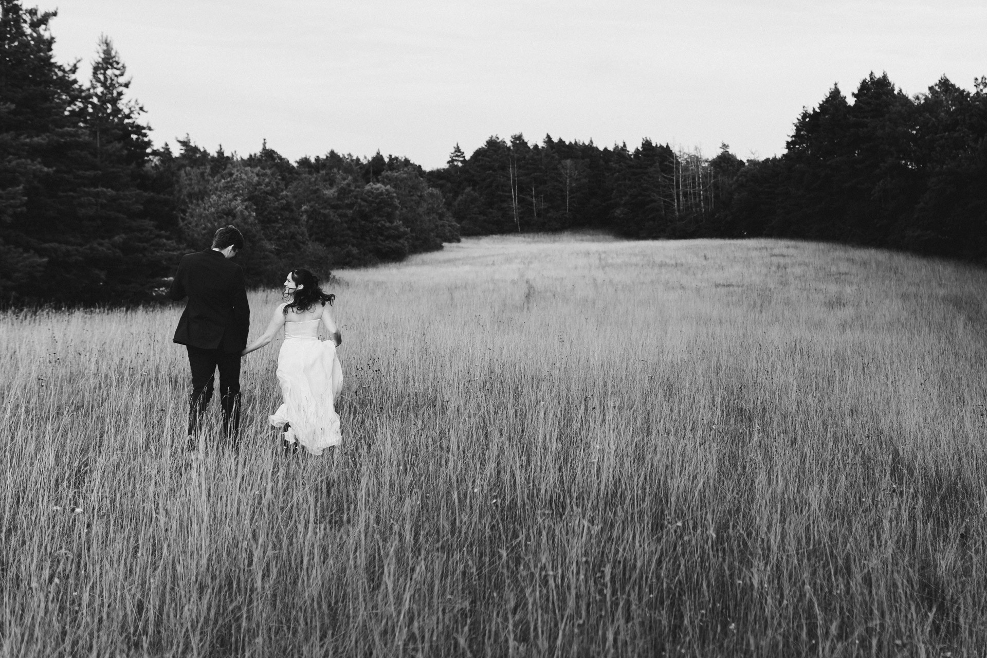 Authentische & Ästhetische Hochzeitsreportage mit After-Wedding-Shooting in der in Jena: Brautpaar beim entspannten Spaziergang in der Natur. Digitale und Analoge Hochzeitsfotografie - Bilder die Sprechen