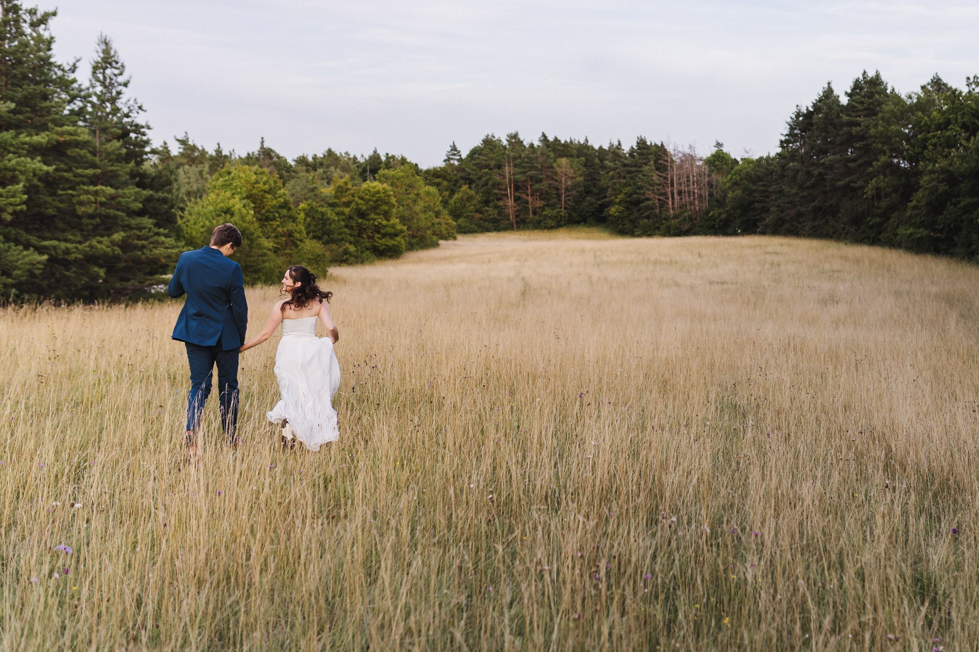 Authentische & Ästhetische Hochzeitsreportage mit After-Wedding-Shooting in der in Jena: Brautpaar beim entspannten Spaziergang in der Natur. Digitale und Analoge Hochzeitsfotografie - Bilder die Sprechen