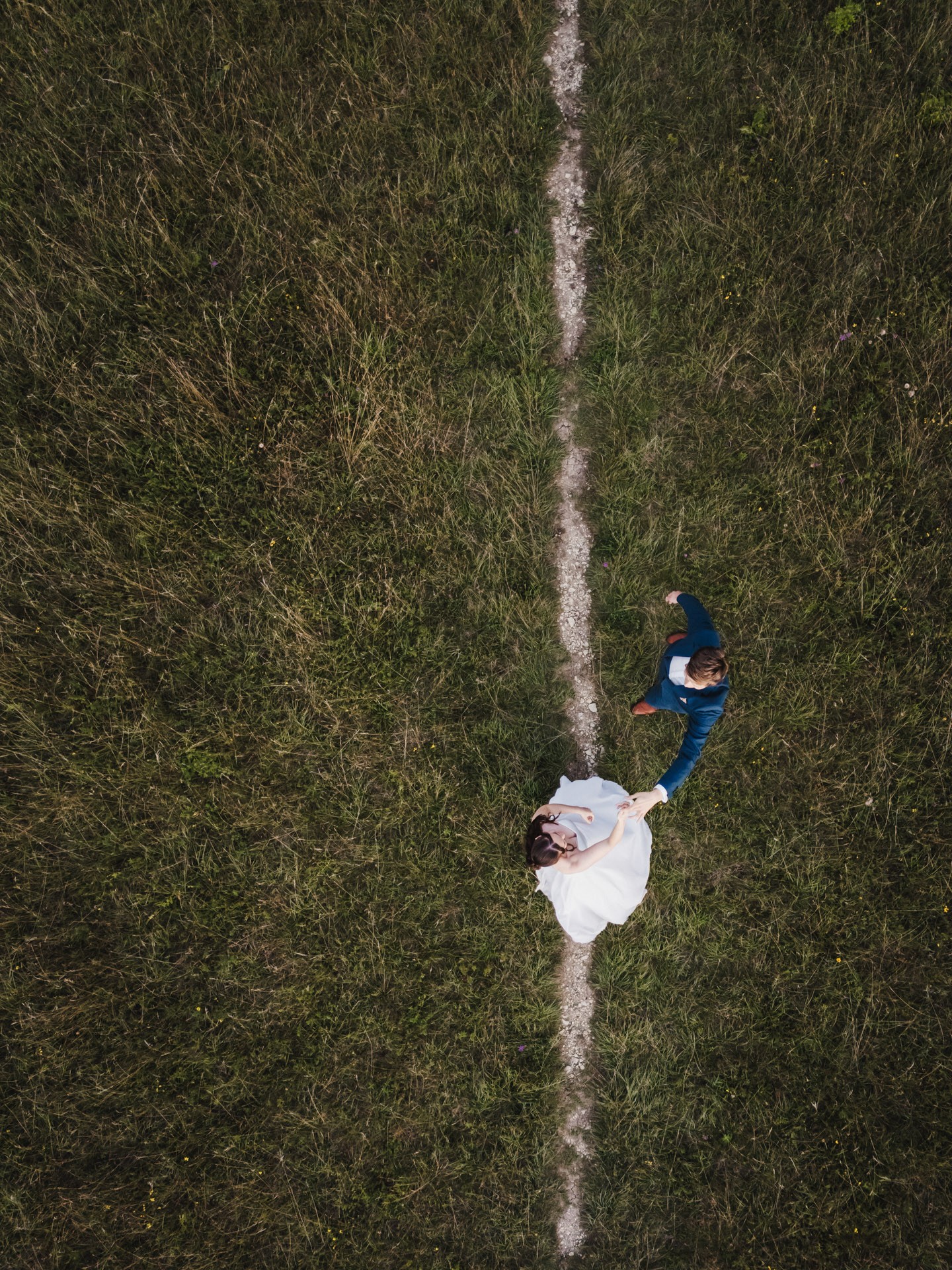 Authentische & Ästhetische Hochzeitsreportage mit After-Wedding-Shooting in der in Jena: Brautpaar beim entspannten Spaziergang in der Natur. Digitale und Analoge Hochzeitsfotografie - Bilder die Sprechen