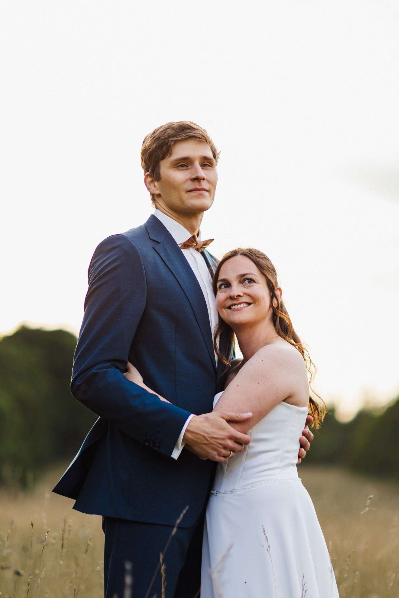 Authentische & Ästhetische Hochzeitsreportage mit After-Wedding-Shooting in der in Jena: Brautpaar beim entspannten Spaziergang in der Natur. Digitale und Analoge Hochzeitsfotografie - Bilder die Sprechen