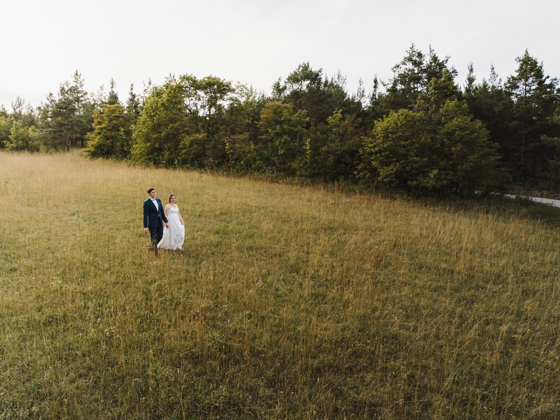 Authentische & Ästhetische Hochzeitsreportage mit After-Wedding-Shooting in der in Jena: Brautpaar beim entspannten Spaziergang in der Natur. Digitale und Analoge Hochzeitsfotografie - Bilder die Sprechen