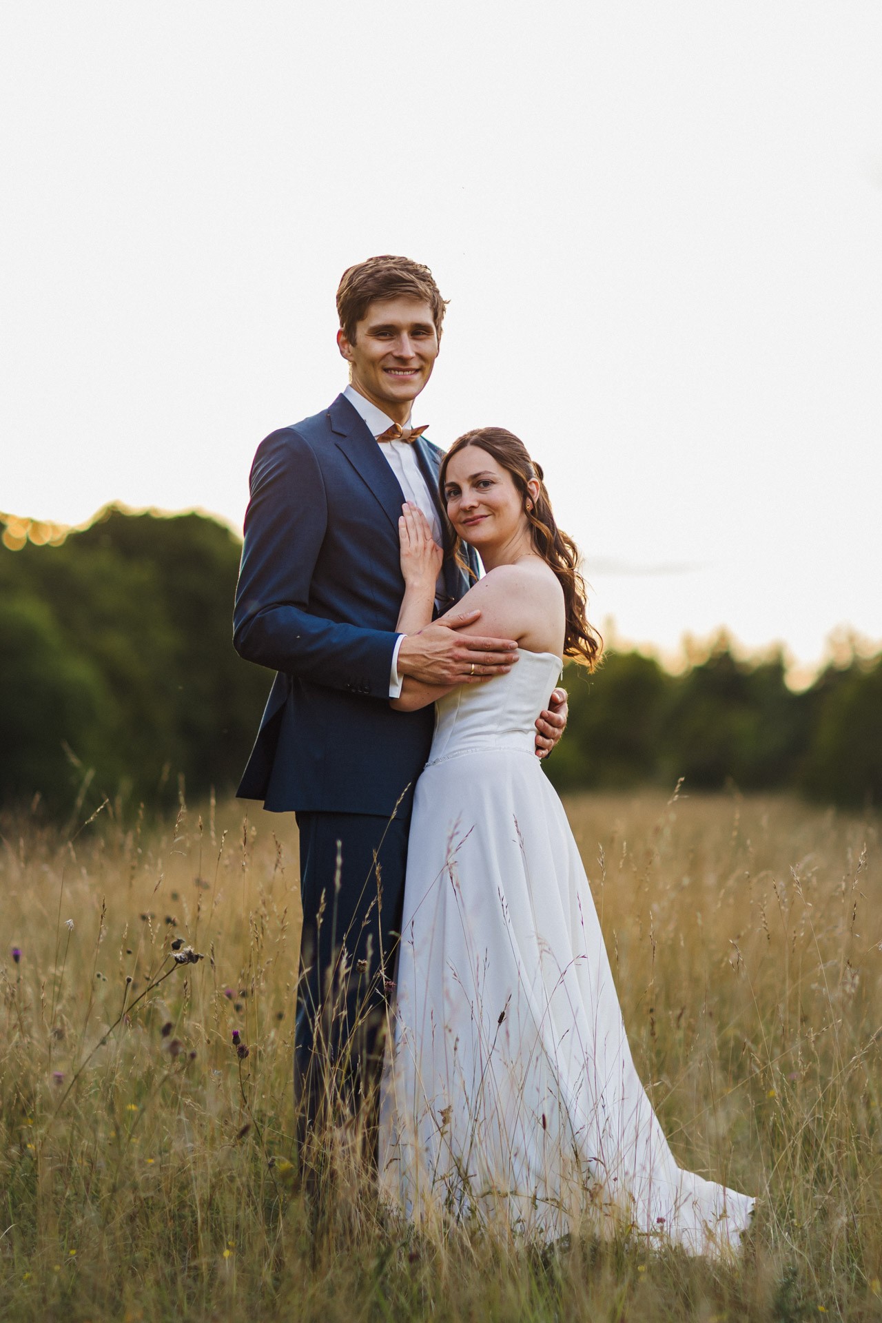 Authentische & Ästhetische Hochzeitsreportage mit After-Wedding-Shooting in der in Jena: Brautpaar beim entspannten Spaziergang in der Natur. Digitale und Analoge Hochzeitsfotografie - Bilder die Sprechen
